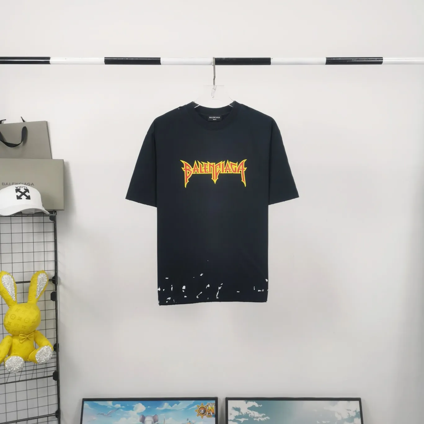 [New] The top tested version of BALENCIAGA Balenciaga's lightning flame burst pattern graffiti Xiao Yang's same model for male and female couple stars and the same style pure cotton short-sleeved T-shirt. The front panel is printed with glue bursting effect. It uses imported transparent slurry to scrape the bottom to make the printed cracks feel even. You don’t have to worry about it falling off, as long as it’s not violently machine washed (it’s no problem at all to wash and dry it). The hem is artificially embellished with hand-painted prints, creating a French messy graffiti style! All holes on the body are manually worn and positioned. The holes are even and won't affect the overall structure of the clothes, and they won't get bigger with washing! The fabric is made of 260g Odel pure cotton, brand new, washed, and labeled. zp consistent synchronization. Size: XS-L Color: Silver White Blue Black P: 280