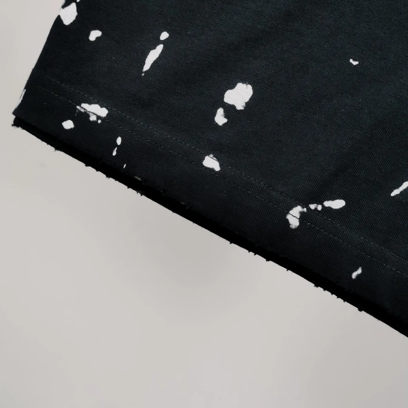 [New] The top tested version of BALENCIAGA Balenciaga's lightning flame burst pattern graffiti Xiao Yang's same model for male and female couple stars and the same style pure cotton short-sleeved T-shirt. The front panel is printed with glue bursting effect. It uses imported transparent slurry to scrape the bottom to make the printed cracks feel even. You don’t have to worry about it falling off, as long as it’s not violently machine washed (it’s no problem at all to wash and dry it). The hem is artificially embellished with hand-painted prints, creating a French messy graffiti style! All holes on the body are manually worn and positioned. The holes are even and won't affect the overall structure of the clothes, and they won't get bigger with washing! The fabric is made of 260g Odel pure cotton, brand new, washed, and labeled. zp consistent synchronization. Size: XS-L Color: Silver White Blue Black P: 280
