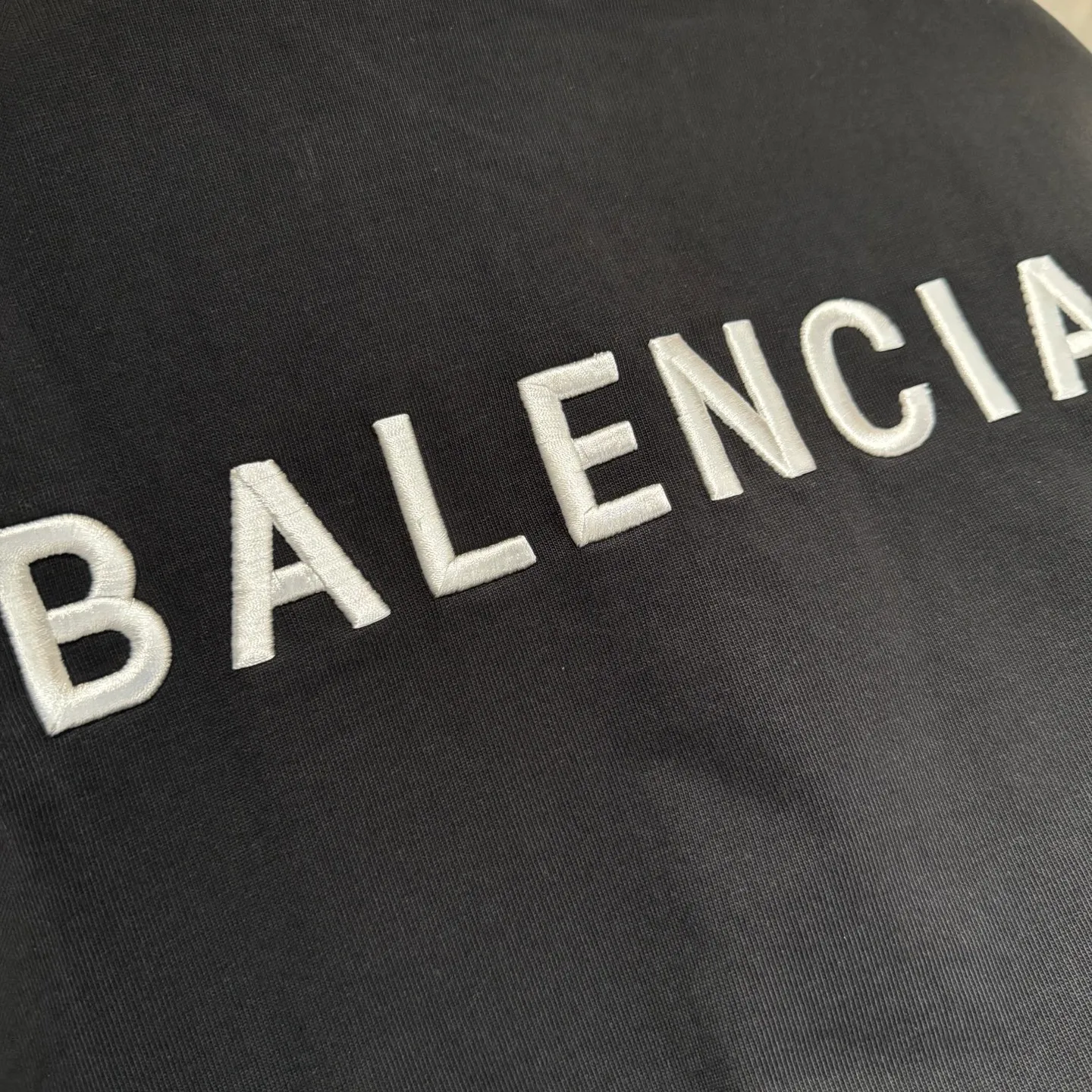 🅿️320 [Strict quality control] Balenciaga 25ss logo embroidered long-sleeved T-shirt. The fabric is made of custom-dyed 100% pure cotton double-ply fabric. 420g garment wash. Front and rear panel embroidery. Front panel post-garment washing process. Custom hardware. Thread. Accessories. Matching. Same style for men and women. Color: black/off-white/white. Size: M-2xl