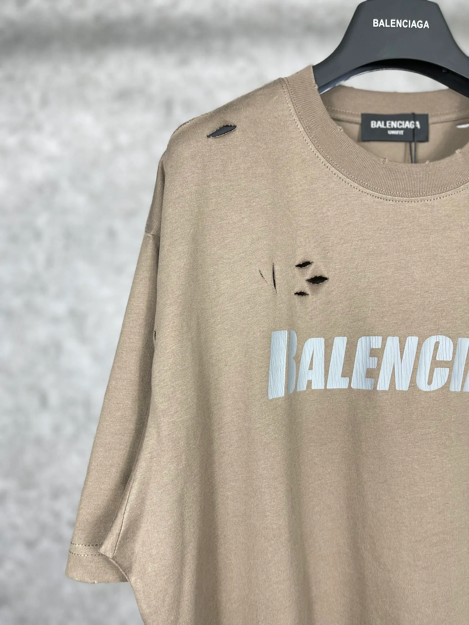 🅿️166 Actual pictures [Top version. Official website quality] BALENCI*GA/Paris. Classic letter LOGO printed ready-to-wear, washed, distressed, hole-cut, short-sleeved T-shirt. Brick cabinet synchronization. The fabric is made of Paris ZP custom-woven and dyed 100% cotton double yarn compact cotton. The weight is 260 grams, the cloth surface is clean. The cloth pattern is clear, soft and comfortable. The threads are dyed with no color difference. The classic pattern is printed with environmentally friendly imported materials, straight cracks and cracked glue. Precision printing screen, the letters are clear and the effect is three-dimensional. Restored brick cabinet. Ready-made garments are washed and worn, many people grind and cut them by hand. They are produced with heavy craftsmanship. Different market currency. Welcome to compare. The version adopts OS loose shoulder version. Same style for men and women. Coding: BL223033 Color: black, white, dark coffee, purple, lake blue, red, army green Size: XS to L