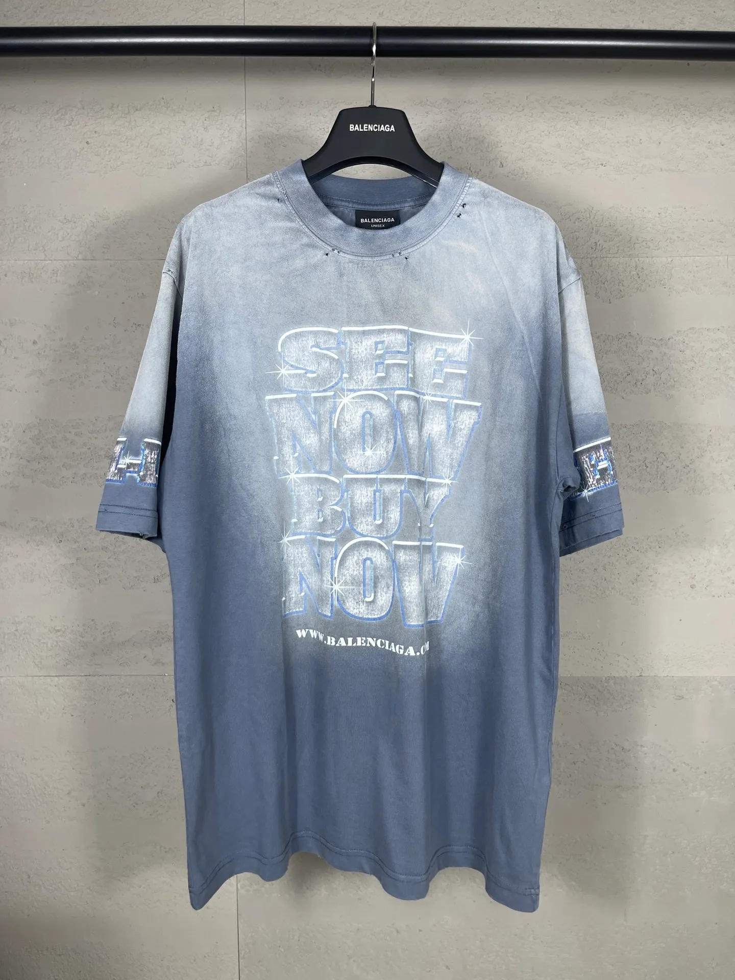 🅿️210 real photos [Top version. Official website quality] BALENCI*GA/Paris. 2024. SEENOWBUYNOW new model. Big LOGO diamonds on the front, back, left and right sleeves. Direct-injection printed washed T-shirt, brick cabinet synchronization. Genuine product developed at the first time, welcome to compare! The fabric is made of Paris ZP custom-woven and dyed cotton double yarn. Weighing 260 grams, the cloth surface is clean. The cloth pattern is clear, soft and comfortable. The threads are dyed with no color difference. The classic LOGO is printed using imported machine-made white ink direct printing. The letters are clear and the effect is three-dimensional. Restore the brick cabinet. Different market currency, welcome to compare, the version adopts OS loose shoulder version. Same style for men and women Coding: BL223339 Color: Washed blue Size: XS to L