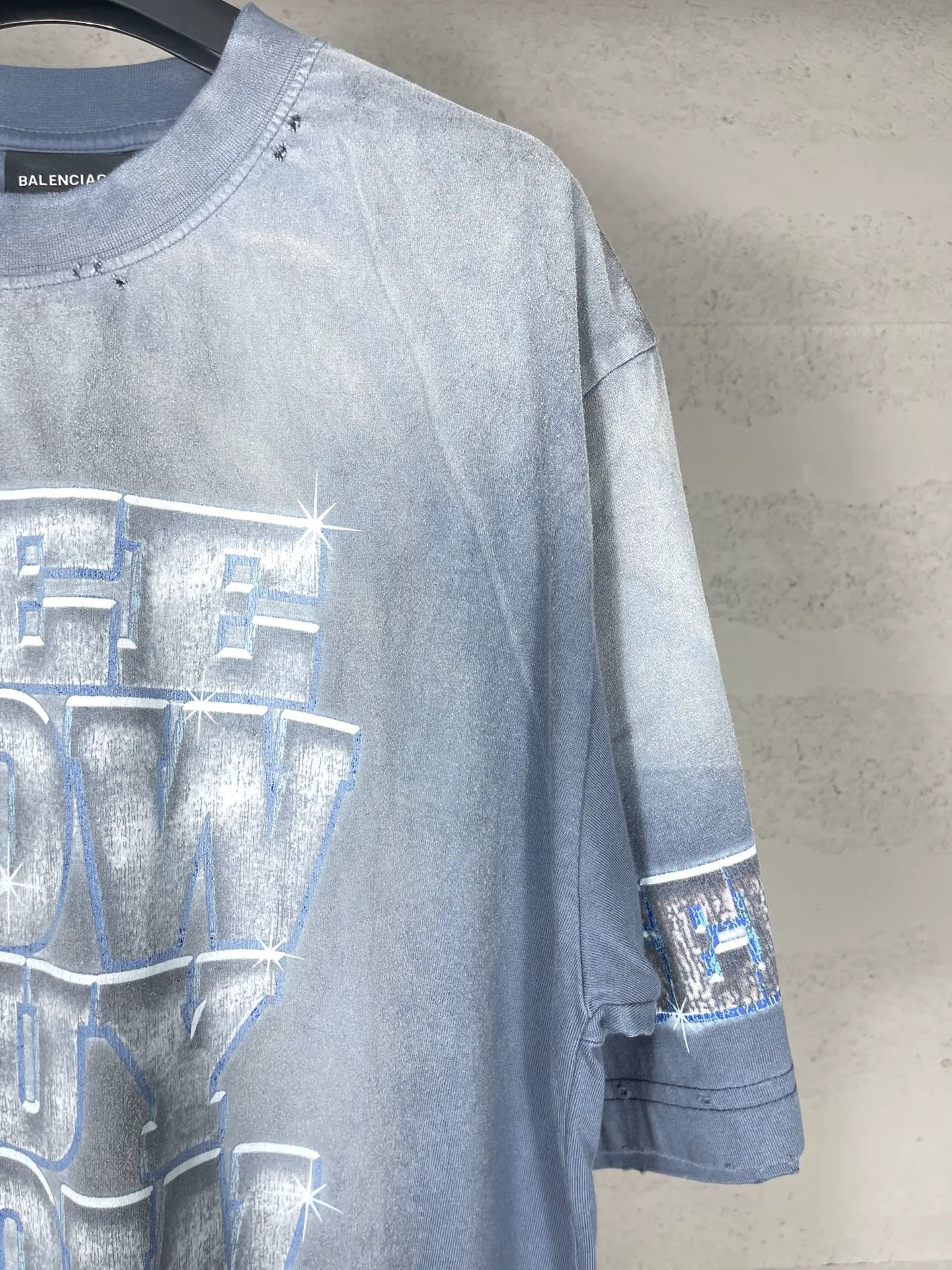 🅿️210 real photos [Top version. Official website quality] BALENCI*GA/Paris. 2024. SEENOWBUYNOW new model. Big LOGO diamonds on the front, back, left and right sleeves. Direct-injection printed washed T-shirt, brick cabinet synchronization. Genuine product developed at the first time, welcome to compare! The fabric is made of Paris ZP custom-woven and dyed cotton double yarn. Weighing 260 grams, the cloth surface is clean. The cloth pattern is clear, soft and comfortable. The threads are dyed with no color difference. The classic LOGO is printed using imported machine-made white ink direct printing. The letters are clear and the effect is three-dimensional. Restore the brick cabinet. Different market currency, welcome to compare, the version adopts OS loose shoulder version. Same style for men and women Coding: BL223339 Color: Washed blue Size: XS to L
