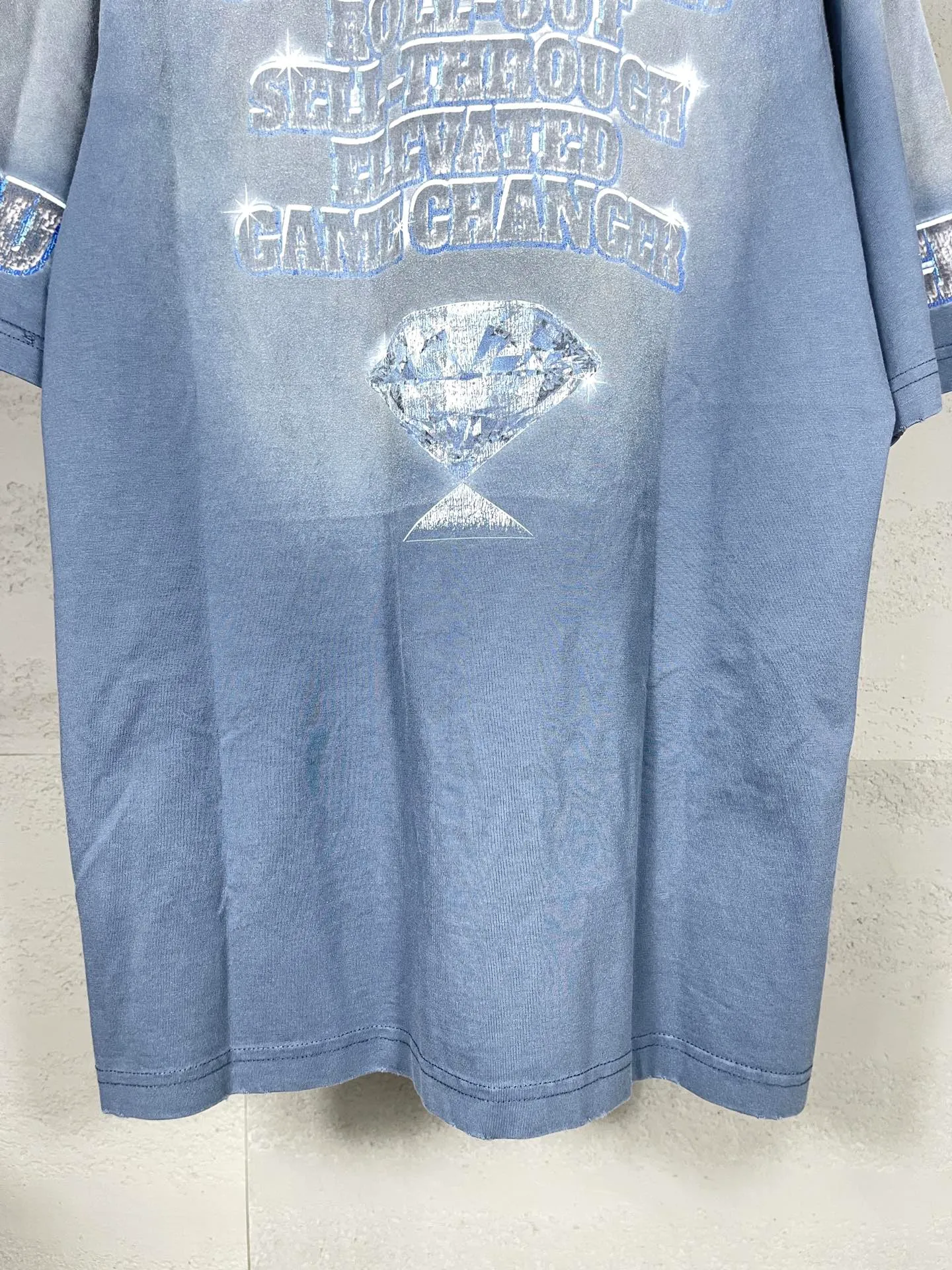 🅿️210 real photos [Top version. Official website quality] BALENCI*GA/Paris. 2024. SEENOWBUYNOW new model. Big LOGO diamonds on the front, back, left and right sleeves. Direct-injection printed washed T-shirt, brick cabinet synchronization. Genuine product developed at the first time, welcome to compare! The fabric is made of Paris ZP custom-woven and dyed cotton double yarn. Weighing 260 grams, the cloth surface is clean. The cloth pattern is clear, soft and comfortable. The threads are dyed with no color difference. The classic LOGO is printed using imported machine-made white ink direct printing. The letters are clear and the effect is three-dimensional. Restore the brick cabinet. Different market currency, welcome to compare, the version adopts OS loose shoulder version. Same style for men and women Coding: BL223339 Color: Washed blue Size: XS to L