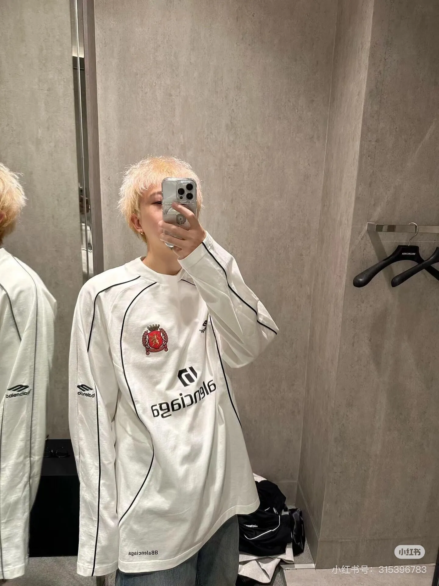 ♻️💯Refer to the model picture for the upper body❤️The top version of Balenciaga, Manchester United 24s spliced jersey limited long sleeves, 380 grams weight, different from the low weight on the market, the os version is really charming, Balenciaga is really the best, each season's new version is to the extreme, very practical, easy to wear, 100% cotton, using 26 double yarns Made of imported knitted carded cotton, the thickness is moderate, drapey and contoured, and the upper body is comfortable!! It is very tolerant for fat body types, and you can lose five pounds instantly when wearing it! Front panel splicing elements embroidery imported Tajima high-density heavy-duty embroidery technology. The font is three-dimensional and full. The back panel and front panel are made of direct-injection digital printing environmentally friendly glue material, mechanized printing process. Mechanical printing has high precision, high positioning accuracy and strong quality stability. The neck strap is made of pure cotton and is one-piece. There is no color difference. The oversize version has become the focus of the trend in the past two years. The progressive fashion of the times also needs fresh elements and the blood impact of trendy designs to continue its glory! It is very fashionable to wear inside and outside, a must-have for high street travel. Color: White Black Size: XS-L P:360