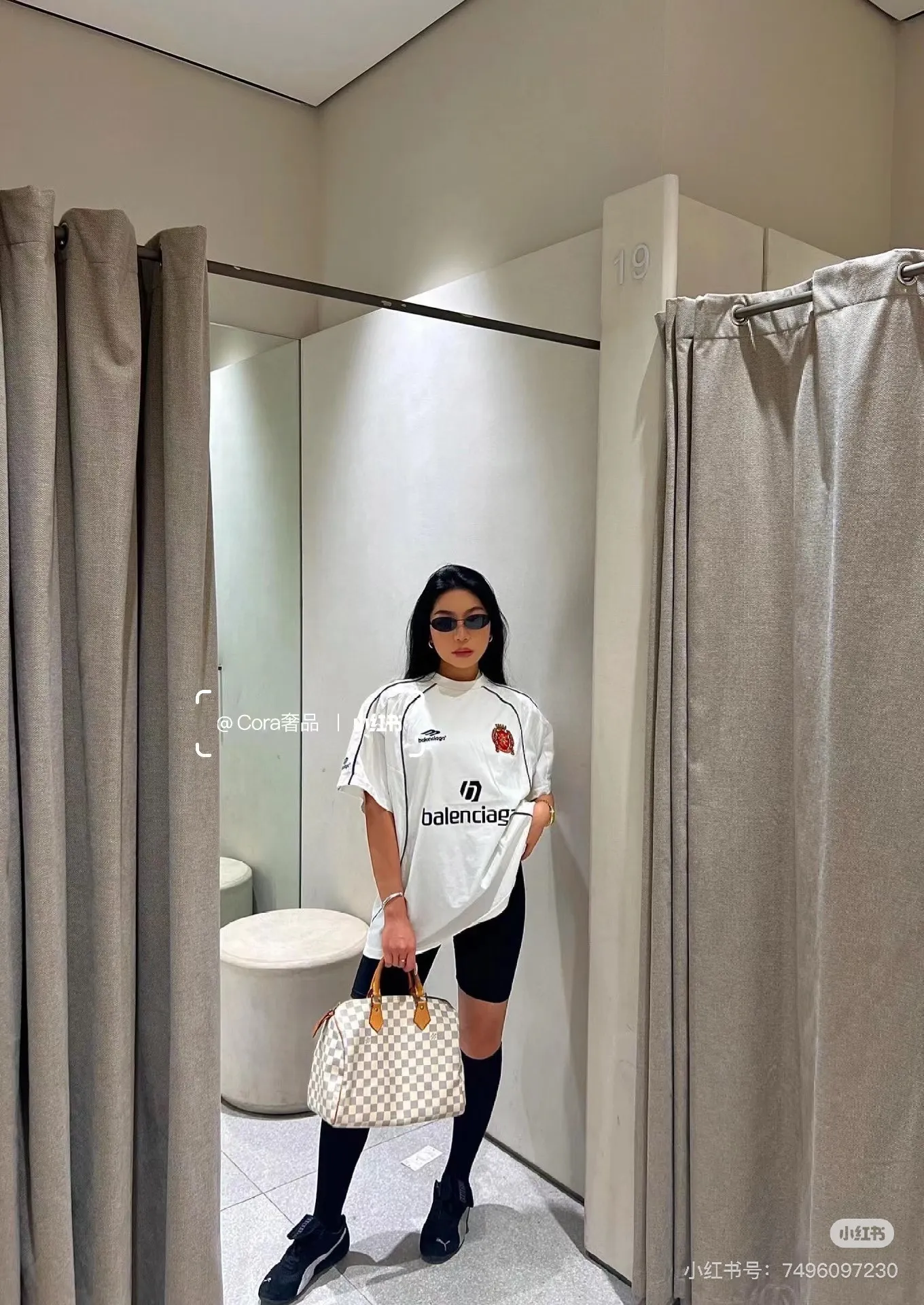 ♻️💯Refer to the model picture for the upper body❤️The top version of Balenciaga, Manchester United 24s spliced jersey limited long sleeves, 380 grams weight, different from the low weight on the market, the os version is really charming, Balenciaga is really the best, each season's new version is to the extreme, very practical, easy to wear, 100% cotton, using 26 double yarns Made of imported knitted carded cotton, the thickness is moderate, drapey and contoured, and the upper body is comfortable!! It is very tolerant for fat body types, and you can lose five pounds instantly when wearing it! Front panel splicing elements embroidery imported Tajima high-density heavy-duty embroidery technology. The font is three-dimensional and full. The back panel and front panel are made of direct-injection digital printing environmentally friendly glue material, mechanized printing process. Mechanical printing has high precision, high positioning accuracy and strong quality stability. The neck strap is made of pure cotton and is one-piece. There is no color difference. The oversize version has become the focus of the trend in the past two years. The progressive fashion of the times also needs fresh elements and the blood impact of trendy designs to continue its glory! It is very fashionable to wear inside and outside, a must-have for high street travel. Color: White Black Size: XS-L P:360