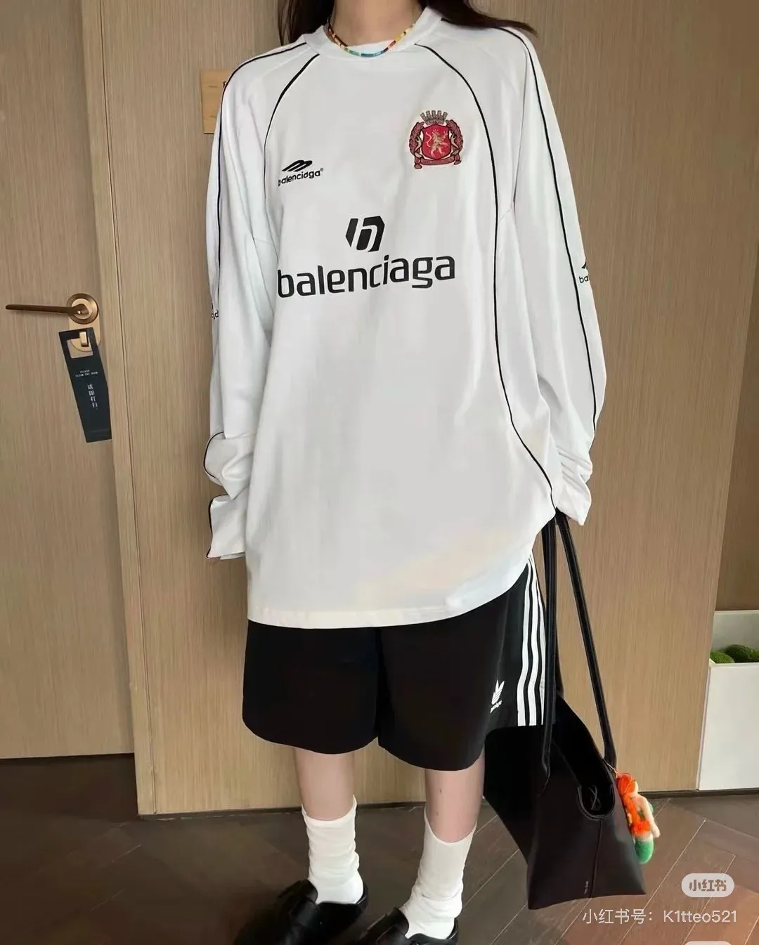 ♻️💯Refer to the model picture for the upper body❤️The top version of Balenciaga, Manchester United 24s spliced jersey limited long sleeves, 380 grams weight, different from the low weight on the market, the os version is really charming, Balenciaga is really the best, each season's new version is to the extreme, very practical, easy to wear, 100% cotton, using 26 double yarns Made of imported knitted carded cotton, the thickness is moderate, drapey and contoured, and the upper body is comfortable!! It is very tolerant for fat body types, and you can lose five pounds instantly when wearing it! Front panel splicing elements embroidery imported Tajima high-density heavy-duty embroidery technology. The font is three-dimensional and full. The back panel and front panel are made of direct-injection digital printing environmentally friendly glue material, mechanized printing process. Mechanical printing has high precision, high positioning accuracy and strong quality stability. The neck strap is made of pure cotton and is one-piece. There is no color difference. The oversize version has become the focus of the trend in the past two years. The progressive fashion of the times also needs fresh elements and the blood impact of trendy designs to continue its glory! It is very fashionable to wear inside and outside, a must-have for high street travel. Color: White Black Size: XS-L P:360