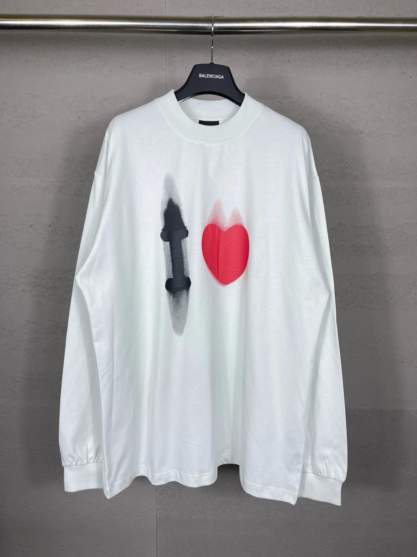 🅿️210 real photos [Top version. Official website quality] BALENCI*GA/Paris BALENCI*GA#520. Limited to the latest model, 520 love. Classic LOGO long-sleeved T-shirt embroidered on the back neck. Brick cabinet synchronization, genuine product development at the first time, welcome to compare. The fabric is made of Paris ZP custom-woven and dyed 100% cotton double-yarn compact cotton. The weight is 260 grams. The cloth surface is clean. The cloth pattern is clear. It is soft and comfortable. It has good color fastness and is not easy to change color. The threads are woven and dyed with no color difference. The printing uses computer direct printing, and the rib embroidery on the back collar has a three-dimensional effect. The version adopts the OS loose shoulder style. Same style for men and women. Code: BL225015 Color: black, off-white Size: XS S M L