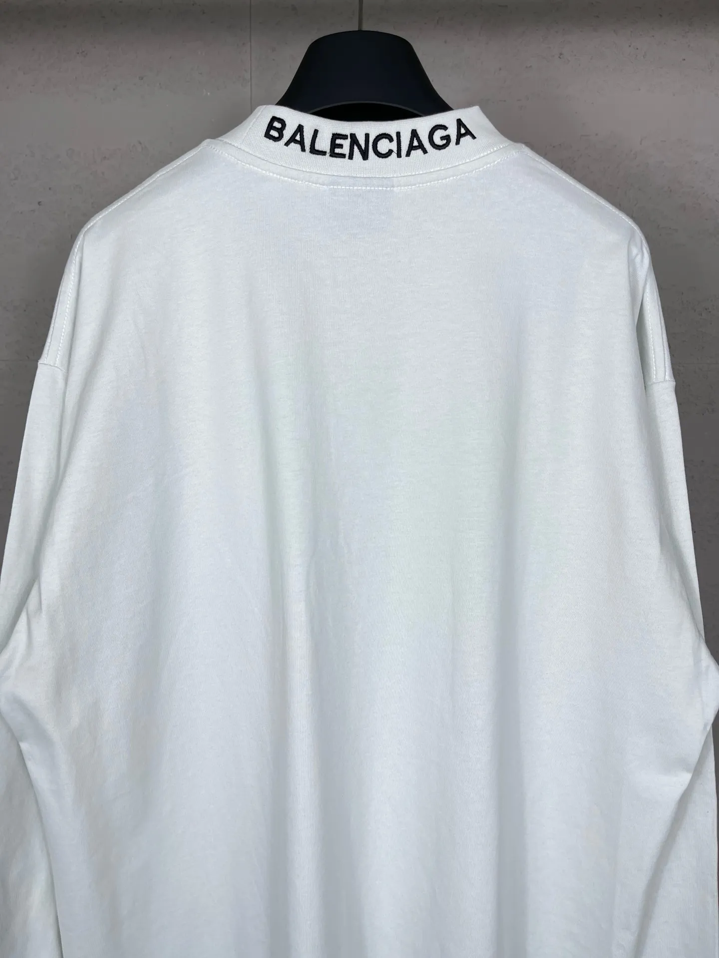 🅿️210 real photos [Top version. Official website quality] BALENCI*GA/Paris BALENCI*GA#520. Limited to the latest model, 520 love. Classic LOGO long-sleeved T-shirt embroidered on the back neck. Brick cabinet synchronization, genuine product development at the first time, welcome to compare. The fabric is made of Paris ZP custom-woven and dyed 100% cotton double-yarn compact cotton. The weight is 260 grams. The cloth surface is clean. The cloth pattern is clear. It is soft and comfortable. It has good color fastness and is not easy to change color. The threads are woven and dyed with no color difference. The printing uses computer direct printing, and the rib embroidery on the back collar has a three-dimensional effect. The version adopts the OS loose shoulder style. Same style for men and women. Code: BL225015 Color: black, off-white Size: XS S M L