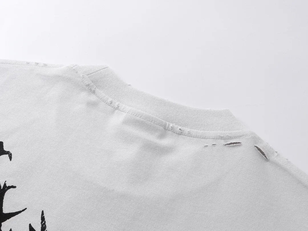 🅿️190 real photos [Top version. Official website quality] BALENCI*GA/Paris. SS25 latest classic LOGO art Sanskrit font cracked printed short-sleeved T-shirt. Ready-made garments washed and worn in many places. Brick cabinets are synchronized. Genuine products are developed at the first time, and you can print and compare! The fabric is made of Paris ZP custom-woven and dyed cotton double yarn. Weighing 260 grams, the cloth surface is clean. The cloth pattern is clear, soft and comfortable. The threads are dyed with no color difference. The printing uses environmentally friendly imported crack printing materials. The letters are clear and the effect is three-dimensional. The version adopts OS loose shoulder design. Same style for men and women. Code: BL223615 Color: black, gray and white. Size: XS S M L