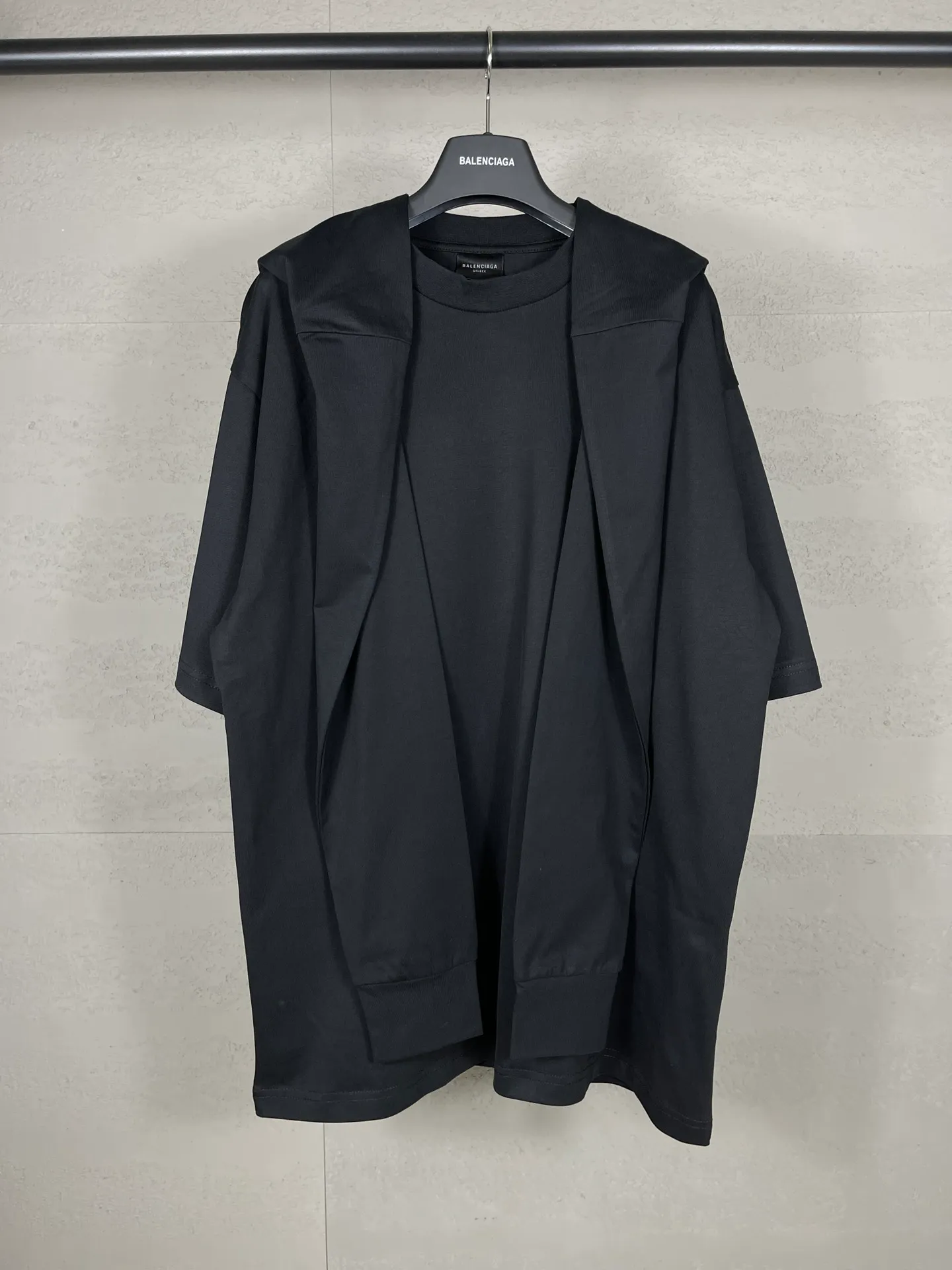 🅿️260 real photos [Top version. Official website quality] BALENCI*GA/Paris #2024 new style fake two-piece hooded embroidered short-sleeved T-shirt #2024 spring and summer brick cabinet synchronization. Welcome to compare. Hooded and sleeved. Super fashionable. The fabric is made of Paris ZP custom-woven and dyed cotton double yarn. The weight is 260 grams. The cloth surface is clean. The cloth pattern is clear, soft and comfortable. The threads are dyed with no color difference. The classic LOGO is embroidered with imported Tajima embroidery machine. The letters are clear and the effect is three-dimensional. Ready-to-wear hand-painted graffiti distressed. Extra heavy craftsmanship. Restore the brick cabinet, adopt the OS loose shoulder style. Same style for men and women. Code: BL225051 Color: black, floral gray Size: XS S M L