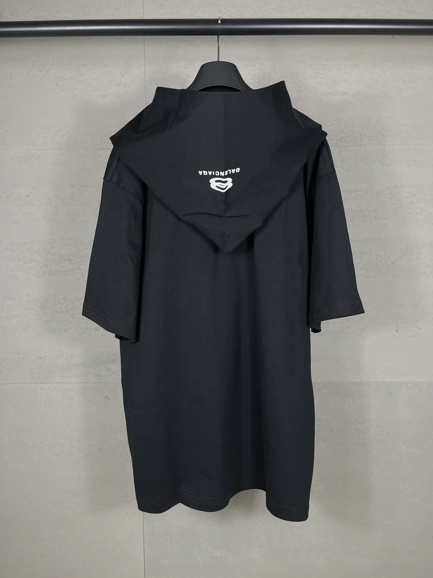🅿️260 real photos [Top version. Official website quality] BALENCI*GA/Paris #2024 new style fake two-piece hooded embroidered short-sleeved T-shirt #2024 spring and summer brick cabinet synchronization. Welcome to compare. Hooded and sleeved. Super fashionable. The fabric is made of Paris ZP custom-woven and dyed cotton double yarn. The weight is 260 grams. The cloth surface is clean. The cloth pattern is clear, soft and comfortable. The threads are dyed with no color difference. The classic LOGO is embroidered with imported Tajima embroidery machine. The letters are clear and the effect is three-dimensional. Ready-to-wear hand-painted graffiti distressed. Extra heavy craftsmanship. Restore the brick cabinet, adopt the OS loose shoulder style. Same style for men and women. Code: BL225051 Color: black, floral gray Size: XS S M L
