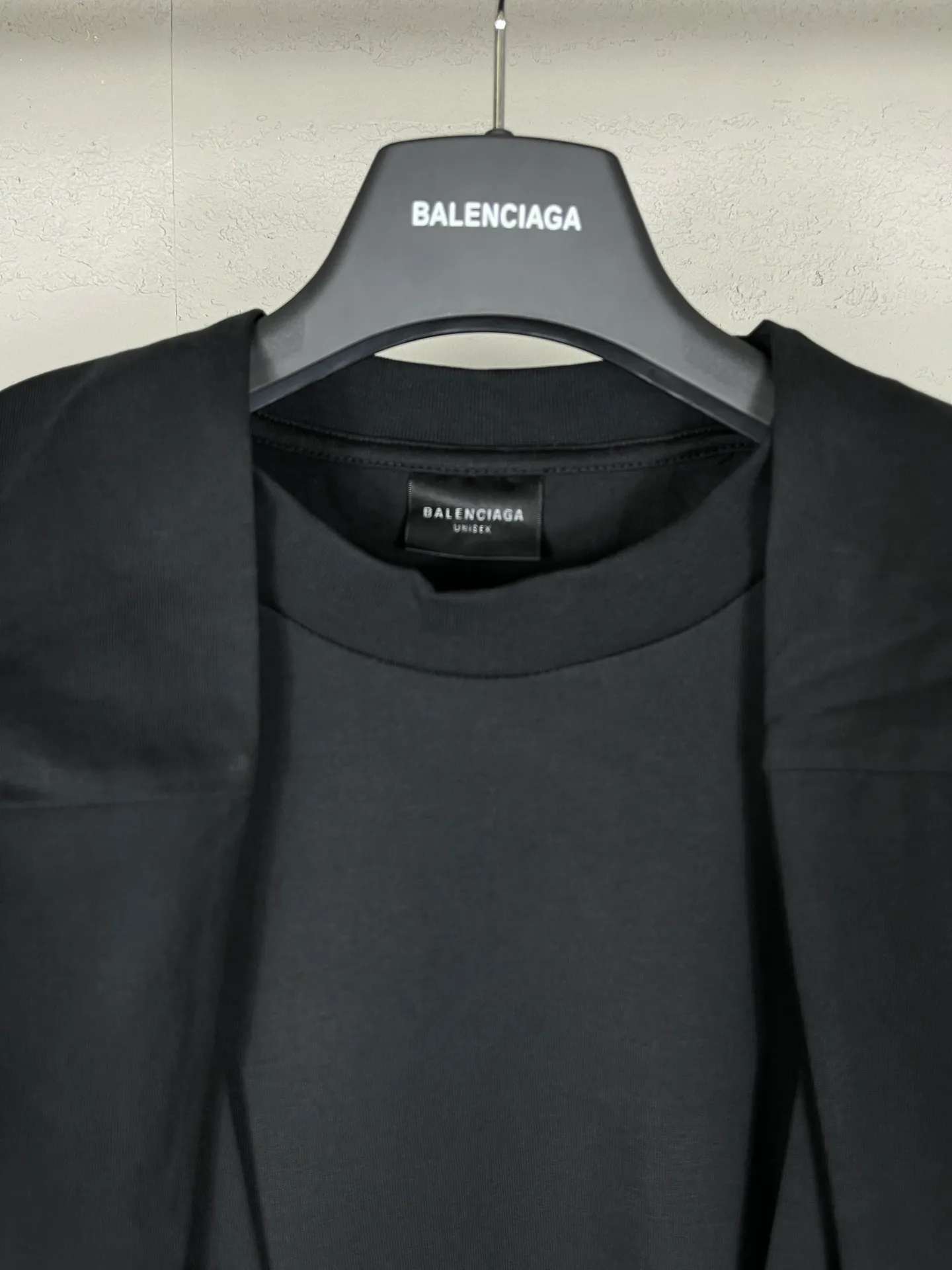 🅿️260 real photos [Top version. Official website quality] BALENCI*GA/Paris #2024 new style fake two-piece hooded embroidered short-sleeved T-shirt #2024 spring and summer brick cabinet synchronization. Welcome to compare. Hooded and sleeved. Super fashionable. The fabric is made of Paris ZP custom-woven and dyed cotton double yarn. The weight is 260 grams. The cloth surface is clean. The cloth pattern is clear, soft and comfortable. The threads are dyed with no color difference. The classic LOGO is embroidered with imported Tajima embroidery machine. The letters are clear and the effect is three-dimensional. Ready-to-wear hand-painted graffiti distressed. Extra heavy craftsmanship. Restore the brick cabinet, adopt the OS loose shoulder style. Same style for men and women. Code: BL225051 Color: black, floral gray Size: XS S M L