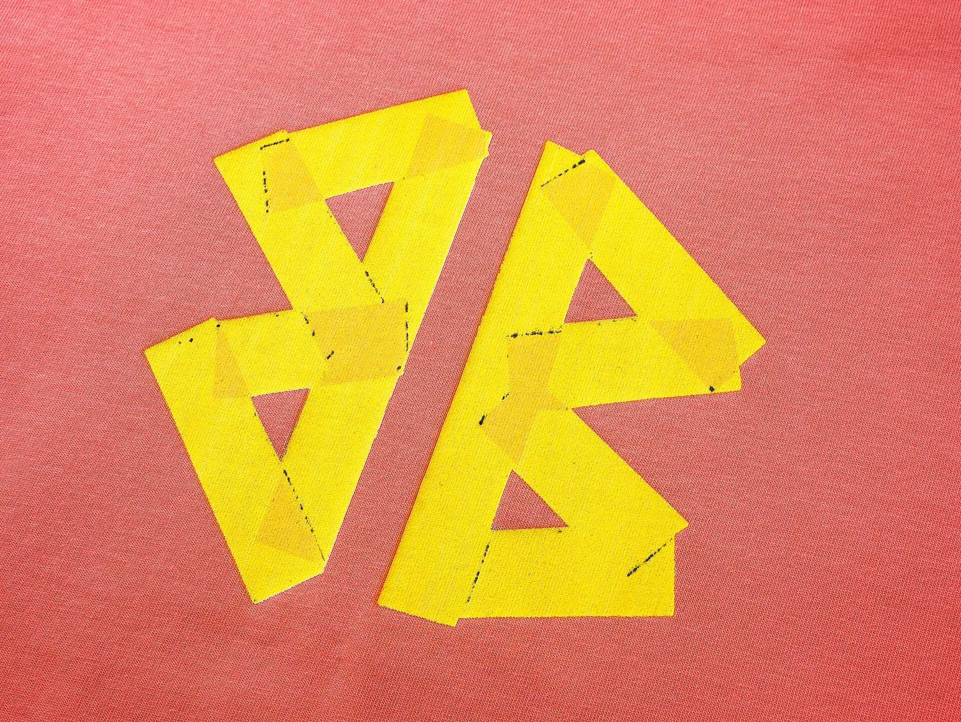 🅿️194 Actual pictures [Top version. Official website quality] BALENCI*GA/Paris. 25ss latest classic model. The tape printing adopts computer direct printing, and the ready-made clothes are washed and worn short-sleeved T-shirts. Brick cabinet synchronization. The fabric is made of Paris ZP custom-woven and dyed cotton double yarn compact cotton. The weight is 260 grams, the cloth surface is clean. The cloth pattern is clear, soft and comfortable, and the thread is dyed with no color difference. The classic pattern uses computer direct printing, the letters are clear and the effect is three-dimensional. Restored brick cabinet. The garments were washed and aged, and polished by many hands. Produced by ultra-heavy craftsmanship, the market currency is very different, welcome to compare.                                 The version adopts OS loose shoulder design. The same style for men and women. Code: BL253711 Color: Orange, washed black Size: XS S M L