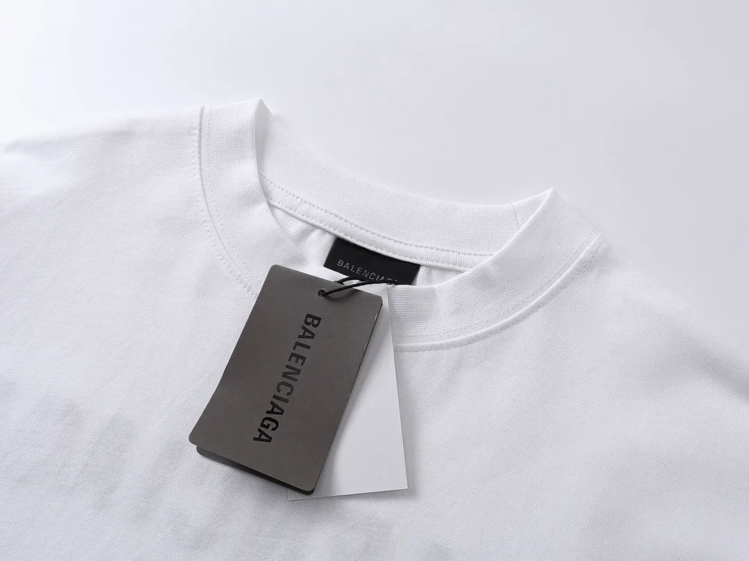 🅿️250 BALENCI*GA Paris classic letter embroidery long-sleeved T-shirt. The classic letters on the front and back are embroidered with imported Tajima embroidery machines. Restored brick cabinets. Exclusively woven and dyed 280g fabric. Threads are dyed in the same vat with zero color difference. The version adopts OS loose shoulder version. Welcome to compare. Same style for men and women -Color: black white smoke gray -SIZE: Xs S M L style number 8646#