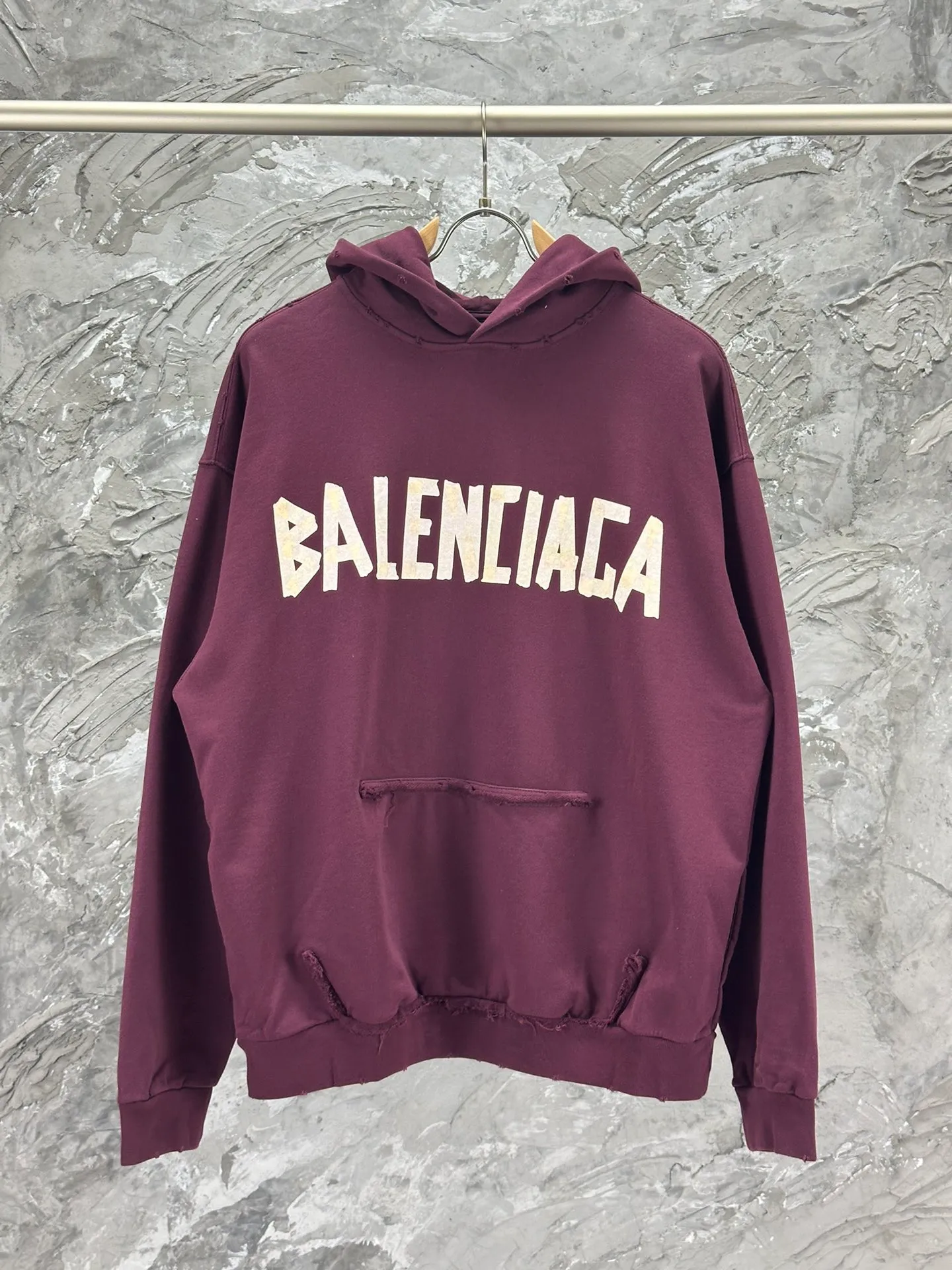 🅿️420 BALENCI*GA 24ss Paris hot-selling tape hooded sweatshirt. The front and back panels are printed with tape direct printing. Many hand-made. The ready-made garments are washed and worn. The cloth surface is clean. The cloth pattern is clear, super heavy work. Soft and comfortable. Exclusively pattern-woven and dyed 450g fabric. The threads are dyed in the same cylinder with zero color difference. Different from the market currency. The version adopts os loose shoulder version. Welcome to compare. Same style for men and women -Color: iron gray blue Paris blue washed black burgundy fluorescent yellow green khaki -SIZE: XS S M L style number 8912#