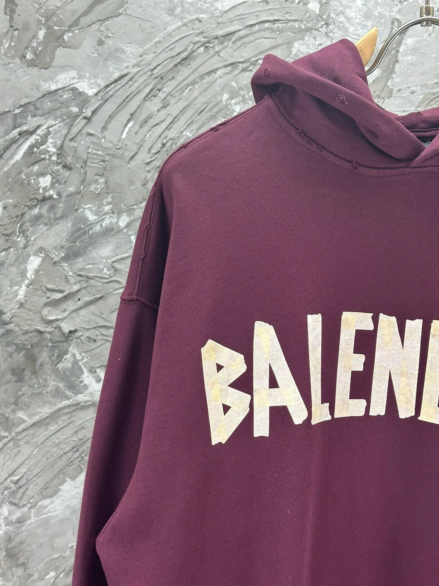 🅿️420 BALENCI*GA 24ss Paris hot-selling tape hooded sweatshirt. The front and back panels are printed with tape direct printing. Many hand-made. The ready-made garments are washed and worn. The cloth surface is clean. The cloth pattern is clear, super heavy work. Soft and comfortable. Exclusively pattern-woven and dyed 450g fabric. The threads are dyed in the same cylinder with zero color difference. Different from the market currency. The version adopts os loose shoulder version. Welcome to compare. Same style for men and women -Color: iron gray blue Paris blue washed black burgundy fluorescent yellow green khaki -SIZE: XS S M L style number 8912#