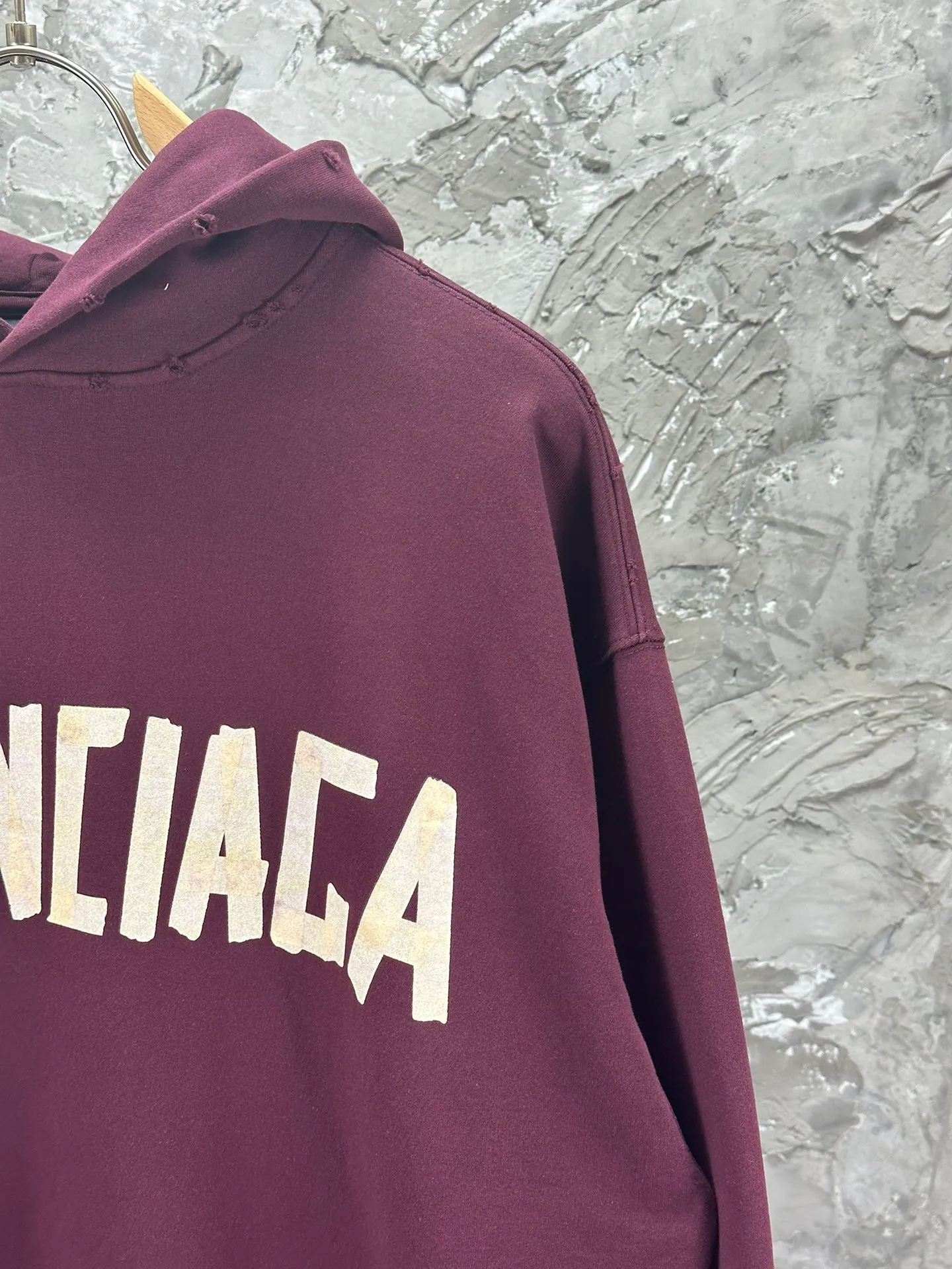 🅿️420 BALENCI*GA 24ss Paris hot-selling tape hooded sweatshirt. The front and back panels are printed with tape direct printing. Many hand-made. The ready-made garments are washed and worn. The cloth surface is clean. The cloth pattern is clear, super heavy work. Soft and comfortable. Exclusively pattern-woven and dyed 450g fabric. The threads are dyed in the same cylinder with zero color difference. Different from the market currency. The version adopts os loose shoulder version. Welcome to compare. Same style for men and women -Color: iron gray blue Paris blue washed black burgundy fluorescent yellow green khaki -SIZE: XS S M L style number 8912#