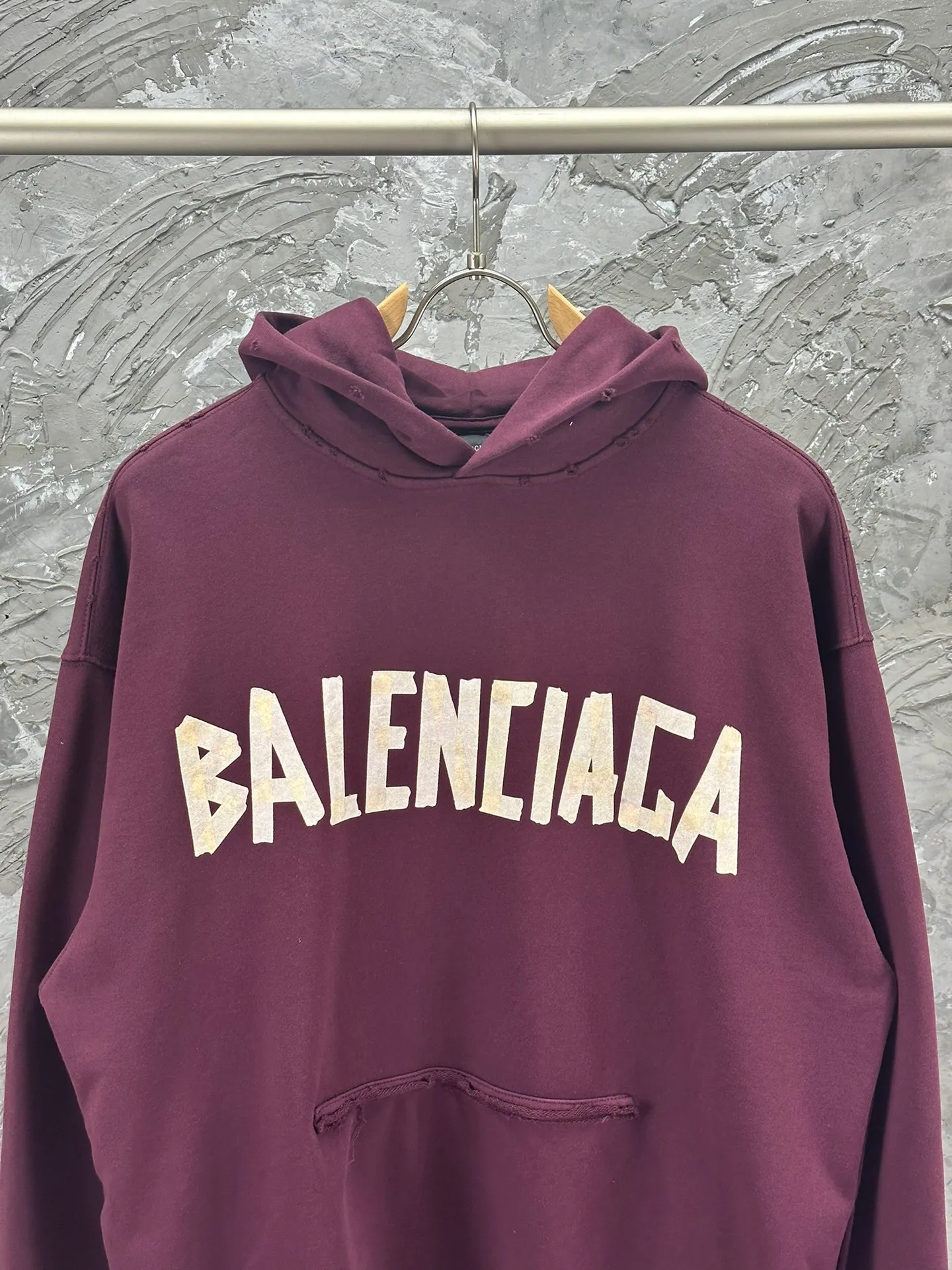🅿️420 BALENCI*GA 24ss Paris hot-selling tape hooded sweatshirt. The front and back panels are printed with tape direct printing. Many hand-made. The ready-made garments are washed and worn. The cloth surface is clean. The cloth pattern is clear, super heavy work. Soft and comfortable. Exclusively pattern-woven and dyed 450g fabric. The threads are dyed in the same cylinder with zero color difference. Different from the market currency. The version adopts os loose shoulder version. Welcome to compare. Same style for men and women -Color: iron gray blue Paris blue washed black burgundy fluorescent yellow green khaki -SIZE: XS S M L style number 8912#