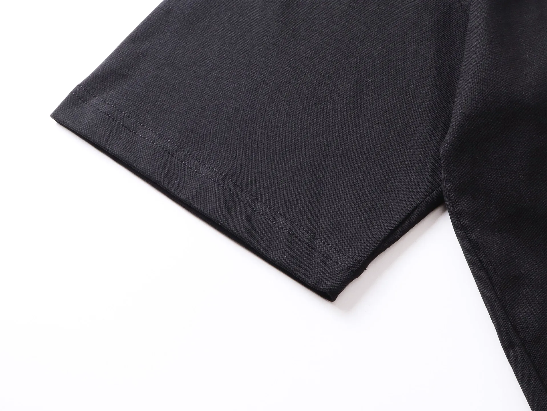 🅿️200 Actual pictures [Top version. Official website quality] BALENCI*GA/Paris.SS25 latest front badge icon and back letter LOGO computer direct-printed short-sleeved T-shirt. Brick cabinets are synchronized. Genuine products are developed at the first time. The fabric is made of Paris ZP custom-woven and dyed cotton double yarn. Weighing 260 grams, the cloth surface is clean. The cloth pattern is clear, soft and comfortable. The threads are dyed with no color difference. The printing adopts imported direct-injection printing. The letters are clear and the effect is three-dimensional. The version adopts OS loose shoulder design. Same style for men and women. Code: BL253736 Color: black, white Size: XS S M L