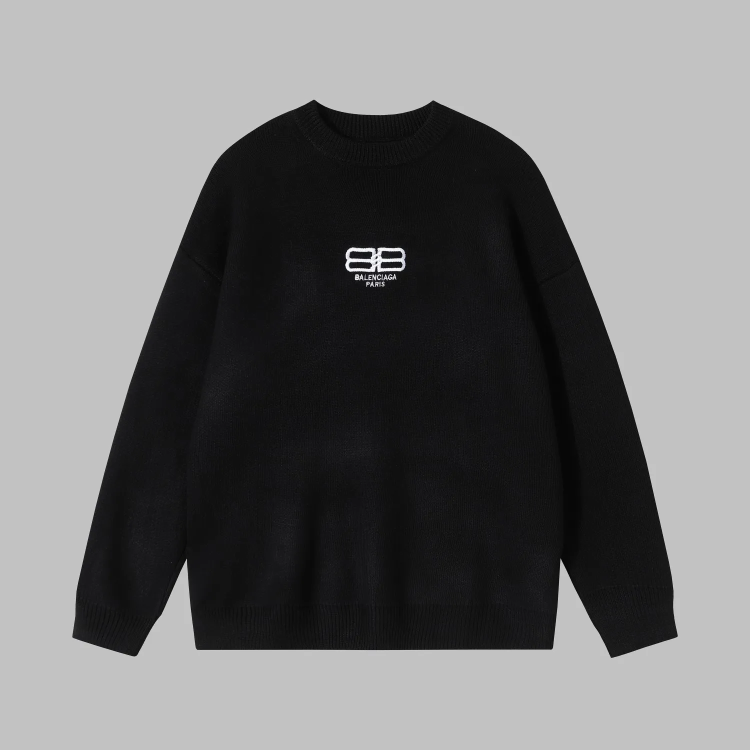 🅿️260 High Quality 8827 Balenciaga Classic Lock Sweater Introduction to the Paris lock wide version sweater. The woolen 10s long-staple cotton used in the yarn makes the whole dress extremely soft to the touch. Although it is a wide version, the texture is soft and skin-friendly. The spandex yarn embedded in the weft will also make the clothes more crisp and elastic. The embroidery above is Bajia’s classic lock pattern. The matte embroidery thick needle sweater is used in the embroidery process and is the guide for garment embroidery. The deformation rate of the overall slanted letters is extremely high, which is caused by the thick stripes of the sweater. The letters yb in the hand also have this situation. We try our best to avoid this situation. We also modify the graphic files many times and test the letter deformation by modifying the ironing and lining materials so that the fonts of large products can be as beautiful as possible. In terms of version, we also confirmed with the woolen mill many times that large products are produced by Stoll's 5-needle machine - -Made from body woven, this sweater is not difficult in terms of materials or craftsmanship, but the upper body is extremely comfortable and the design is good -xs-l -Black