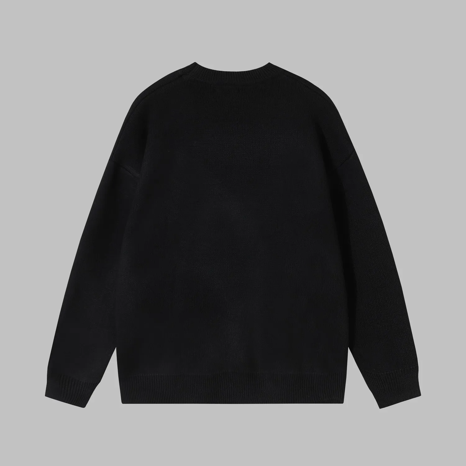 🅿️260 High Quality 8827 Balenciaga Classic Lock Sweater Introduction to the Paris lock wide version sweater. The woolen 10s long-staple cotton used in the yarn makes the whole dress extremely soft to the touch. Although it is a wide version, the texture is soft and skin-friendly. The spandex yarn embedded in the weft will also make the clothes more crisp and elastic. The embroidery above is Bajia’s classic lock pattern. The matte embroidery thick needle sweater is used in the embroidery process and is the guide for garment embroidery. The deformation rate of the overall slanted letters is extremely high, which is caused by the thick stripes of the sweater. The letters yb in the hand also have this situation. We try our best to avoid this situation. We also modify the graphic files many times and test the letter deformation by modifying the ironing and lining materials so that the fonts of large products can be as beautiful as possible. In terms of version, we also confirmed with the woolen mill many times that large products are produced by Stoll's 5-needle machine - -Made from body woven, this sweater is not difficult in terms of materials or craftsmanship, but the upper body is extremely comfortable and the design is good -xs-l -Black