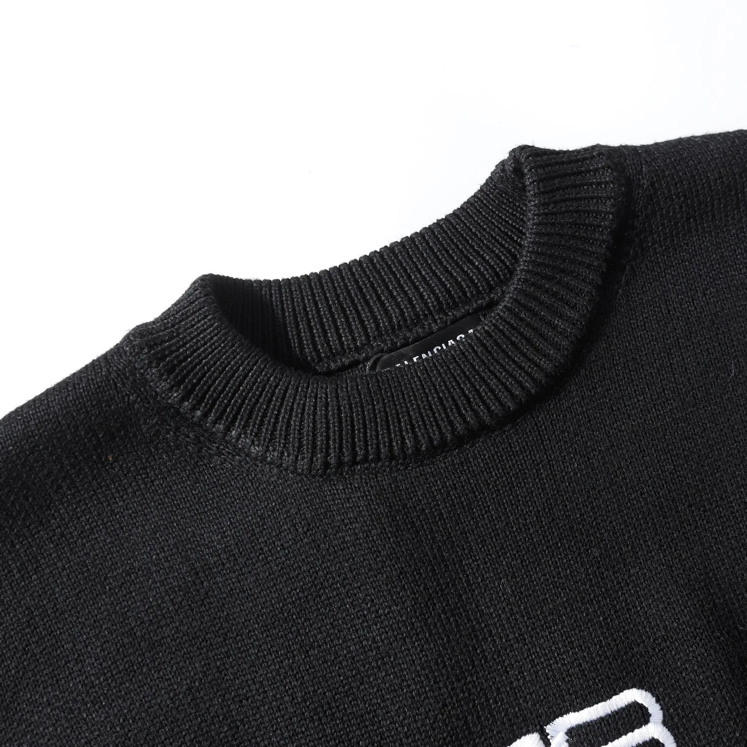 🅿️260 High Quality 8827 Balenciaga Classic Lock Sweater Introduction to the Paris lock wide version sweater. The woolen 10s long-staple cotton used in the yarn makes the whole dress extremely soft to the touch. Although it is a wide version, the texture is soft and skin-friendly. The spandex yarn embedded in the weft will also make the clothes more crisp and elastic. The embroidery above is Bajia’s classic lock pattern. The matte embroidery thick needle sweater is used in the embroidery process and is the guide for garment embroidery. The deformation rate of the overall slanted letters is extremely high, which is caused by the thick stripes of the sweater. The letters yb in the hand also have this situation. We try our best to avoid this situation. We also modify the graphic files many times and test the letter deformation by modifying the ironing and lining materials so that the fonts of large products can be as beautiful as possible. In terms of version, we also confirmed with the woolen mill many times that large products are produced by Stoll's 5-needle machine - -Made from body woven, this sweater is not difficult in terms of materials or craftsmanship, but the upper body is extremely comfortable and the design is good -xs-l -Black