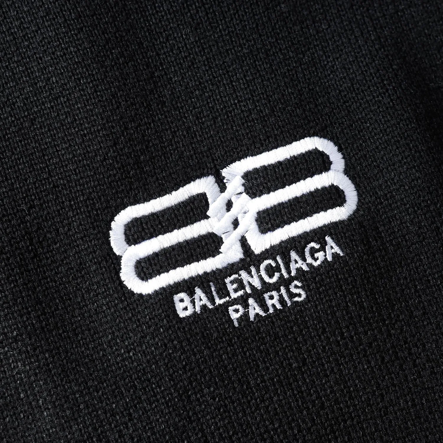 🅿️260 High Quality 8827 Balenciaga Classic Lock Sweater Introduction to the Paris lock wide version sweater. The woolen 10s long-staple cotton used in the yarn makes the whole dress extremely soft to the touch. Although it is a wide version, the texture is soft and skin-friendly. The spandex yarn embedded in the weft will also make the clothes more crisp and elastic. The embroidery above is Bajia’s classic lock pattern. The matte embroidery thick needle sweater is used in the embroidery process and is the guide for garment embroidery. The deformation rate of the overall slanted letters is extremely high, which is caused by the thick stripes of the sweater. The letters yb in the hand also have this situation. We try our best to avoid this situation. We also modify the graphic files many times and test the letter deformation by modifying the ironing and lining materials so that the fonts of large products can be as beautiful as possible. In terms of version, we also confirmed with the woolen mill many times that large products are produced by Stoll's 5-needle machine - -Made from body woven, this sweater is not difficult in terms of materials or craftsmanship, but the upper body is extremely comfortable and the design is good -xs-l -Black