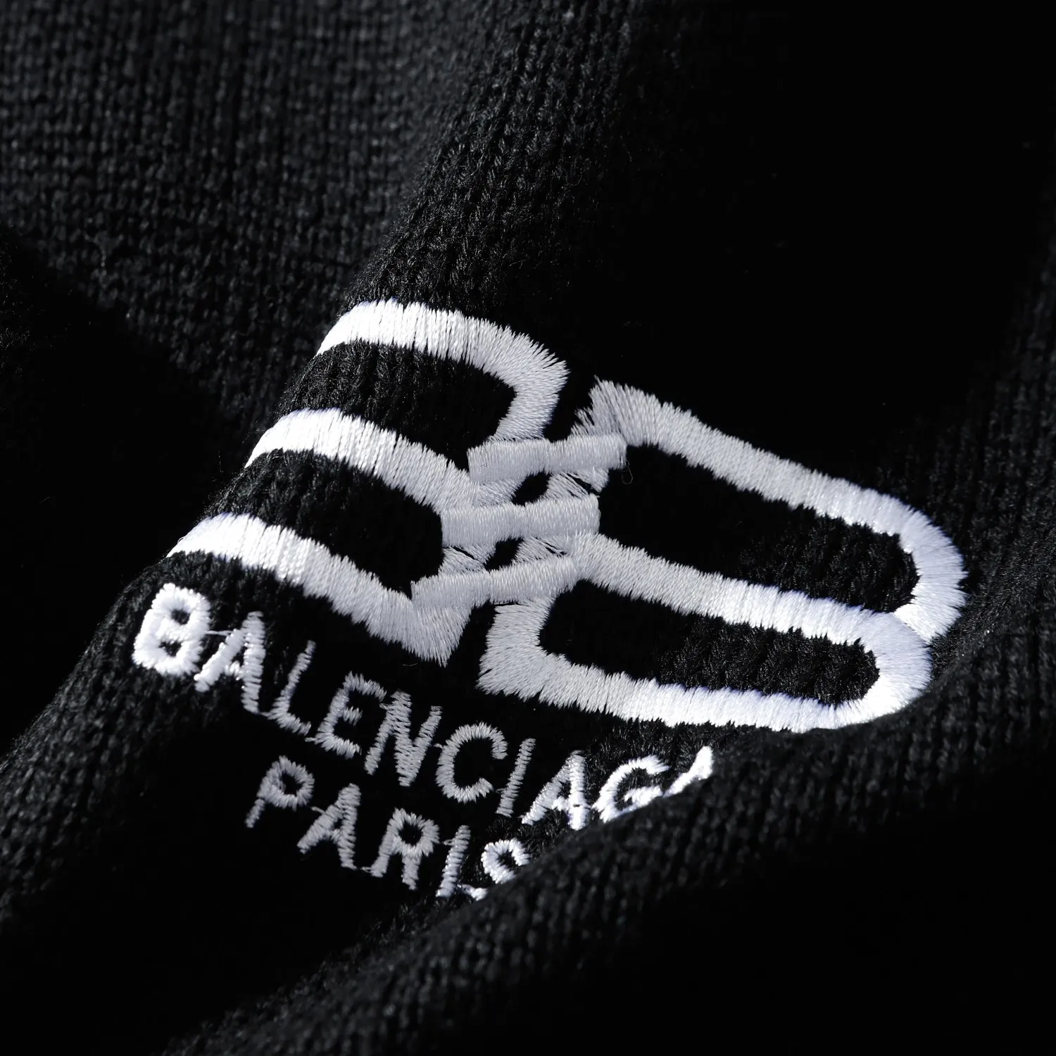 🅿️260 High Quality 8827 Balenciaga Classic Lock Sweater Introduction to the Paris lock wide version sweater. The woolen 10s long-staple cotton used in the yarn makes the whole dress extremely soft to the touch. Although it is a wide version, the texture is soft and skin-friendly. The spandex yarn embedded in the weft will also make the clothes more crisp and elastic. The embroidery above is Bajia’s classic lock pattern. The matte embroidery thick needle sweater is used in the embroidery process and is the guide for garment embroidery. The deformation rate of the overall slanted letters is extremely high, which is caused by the thick stripes of the sweater. The letters yb in the hand also have this situation. We try our best to avoid this situation. We also modify the graphic files many times and test the letter deformation by modifying the ironing and lining materials so that the fonts of large products can be as beautiful as possible. In terms of version, we also confirmed with the woolen mill many times that large products are produced by Stoll's 5-needle machine - -Made from body woven, this sweater is not difficult in terms of materials or craftsmanship, but the upper body is extremely comfortable and the design is good -xs-l -Black