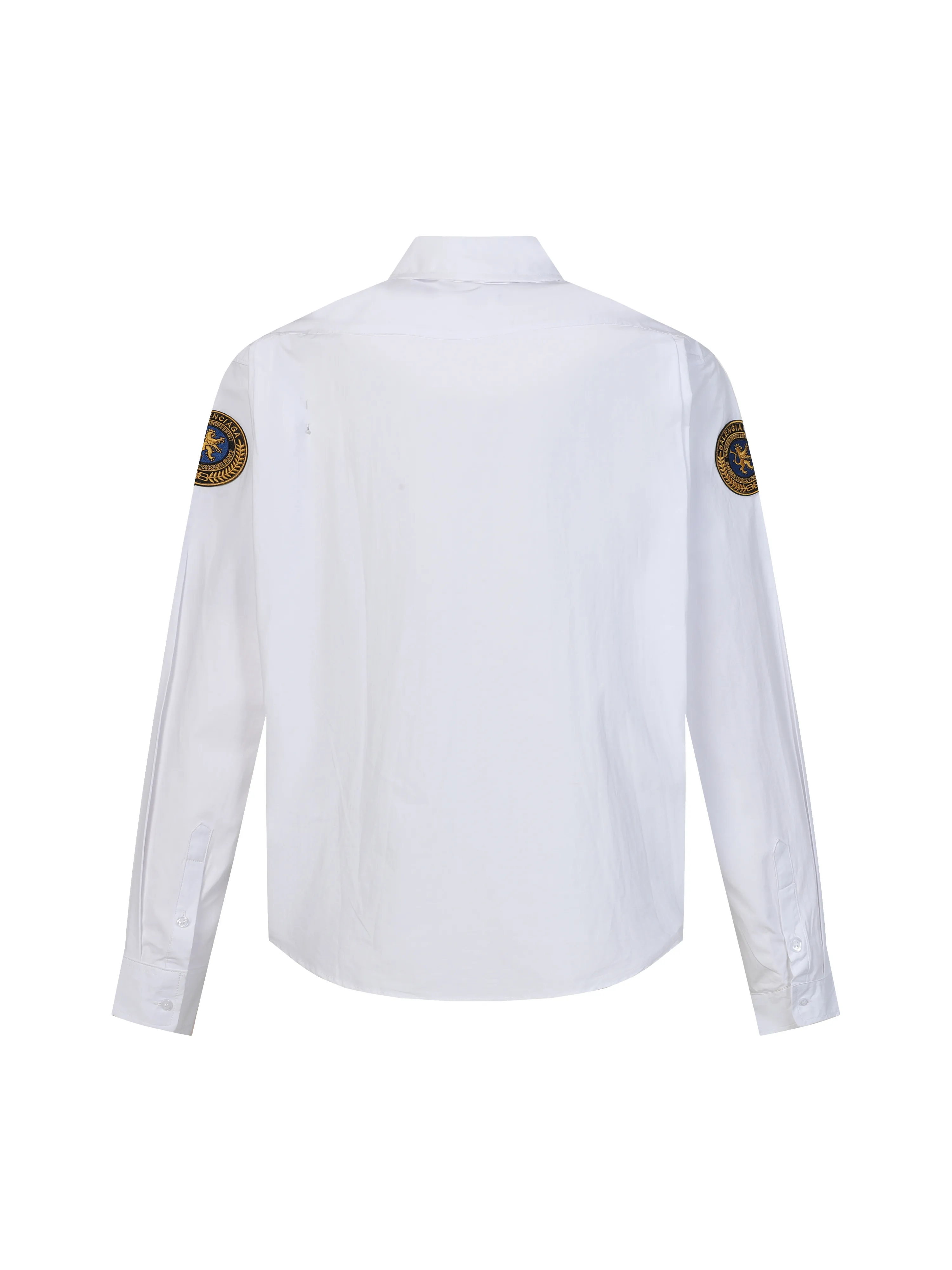 🅿️310 (1:1 original order quality) Balenciaga/Balenciaga new lion logo embroidered Manchester United shirt 7454 buy the original version, made of 80-count pure cotton poplin area fine cotton fabric, which usually has good hygroscopicity, breathability, warmth and wear resistance, and is also relatively soft and smooth. Due to fine processing, the fine cotton fabric is relatively light and thin, feels soft and comfortable, and fits the skin very well when worn. The chapter embroidery pattern is combined with the needle embroidery process. The chapter embroidery on both sides of the sleeves uses tatami technology, which creates a full and undulating effect, adding to the three-dimensional texture of the pattern. Through precise computer calculations, the pieces are cut according to the original pattern and then hemmed. The hemming is organized but not chaotic, and the needlework is finely organized, breaking up the plane vision and enriching the overall shape. The letters are made using precision needlepoint embroidery; the embroidery is very fine and dense, with clear patterns and strong lines and three-dimensionality. The linen material embroidery thread is combined with encrypted processing, and the embroidery body has a subtle matte visual texture; the embroidery effect is three-dimensional and full. The flat embroidery has a unique needle-to-needle design, and the embroidery is very fine and dense. The overall stitching is fine, with consistent fineness and texture, adding a sense of layering to the simple design. Size:36-38-40