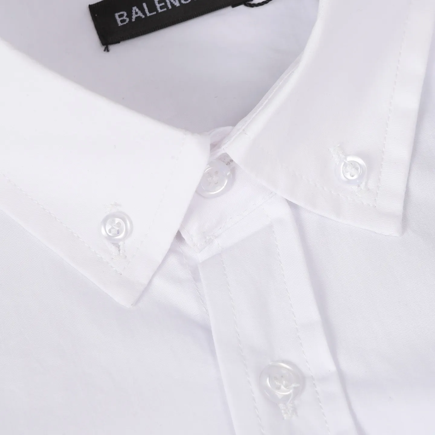 🅿️310 (1:1 original order quality) Balenciaga/Balenciaga new lion logo embroidered Manchester United shirt 7454 buy the original version, made of 80-count pure cotton poplin area fine cotton fabric, which usually has good hygroscopicity, breathability, warmth and wear resistance, and is also relatively soft and smooth. Due to fine processing, the fine cotton fabric is relatively light and thin, feels soft and comfortable, and fits the skin very well when worn. The chapter embroidery pattern is combined with the needle embroidery process. The chapter embroidery on both sides of the sleeves uses tatami technology, which creates a full and undulating effect, adding to the three-dimensional texture of the pattern. Through precise computer calculations, the pieces are cut according to the original pattern and then hemmed. The hemming is organized but not chaotic, and the needlework is finely organized, breaking up the plane vision and enriching the overall shape. The letters are made using precision needlepoint embroidery; the embroidery is very fine and dense, with clear patterns and strong lines and three-dimensionality. The linen material embroidery thread is combined with encrypted processing, and the embroidery body has a subtle matte visual texture; the embroidery effect is three-dimensional and full. The flat embroidery has a unique needle-to-needle design, and the embroidery is very fine and dense. The overall stitching is fine, with consistent fineness and texture, adding a sense of layering to the simple design. Size:36-38-40