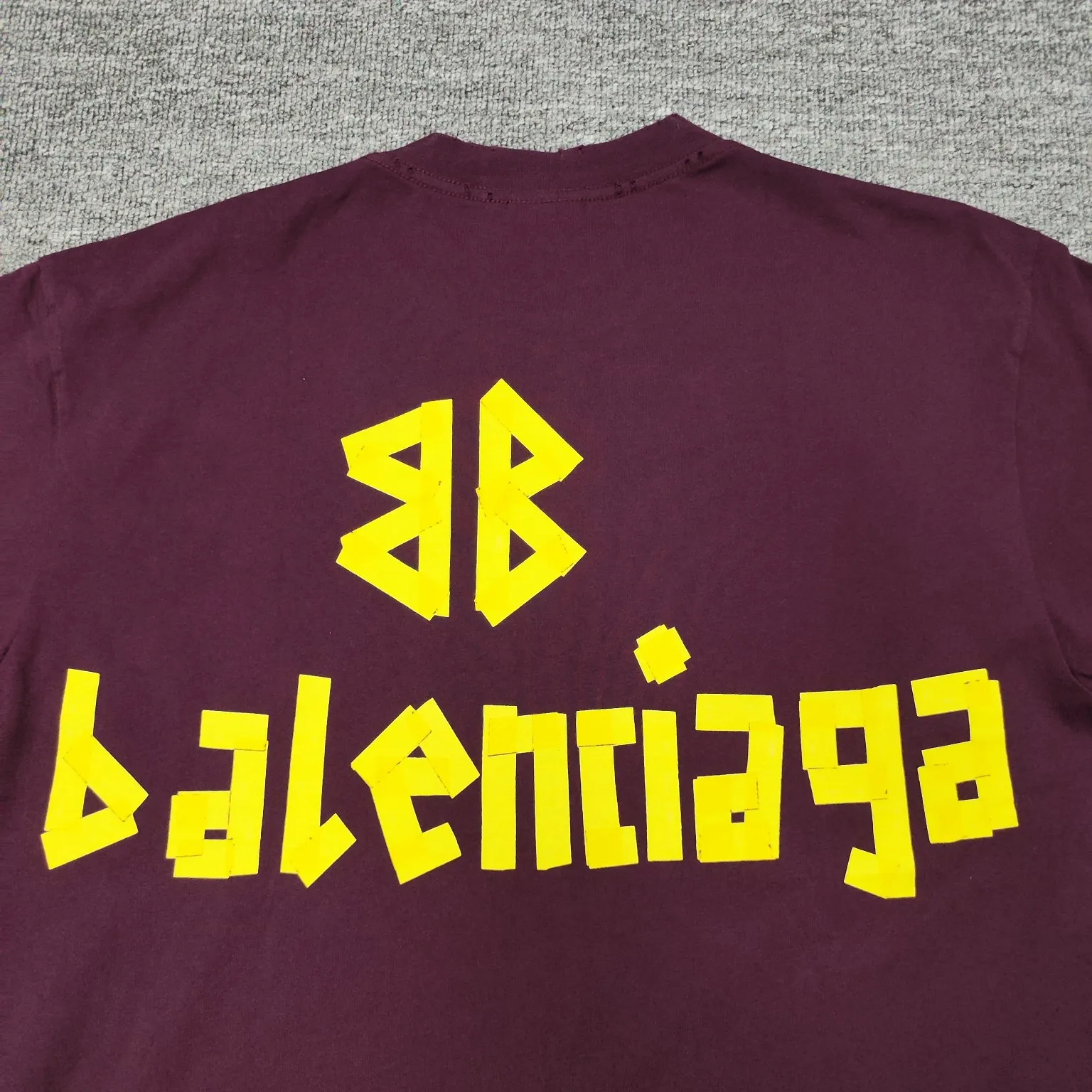 [Breaking new arrival] Top quality BALENCIAGA Paris spring and summer latest tape print washed and worn male and female couple star same style short sleeves 23ss tape tye black retro plain fabric medium version short sleeves Paris' new season's products have added the elements of artistic tape stickers, hot rhinestones and post-it notes, changing the previous minimalist printing style, this time the creativity is really laborious. The micro-OS style is friendly to both men and women. The fixed yarn and washed cotton are soft and waxy and resistant to damage. The slightly distressed worn details are a no-brainer for me who likes 𝐕𝐢𝐧𝐭𝐚𝐠𝐞. There are two styles of front and back printing. The front is like paper tape, and the back is a bright yellow graffiti painting effect, which has a strong impact on people. It looks great with denim overalls, and it’s super cool for girls to wear it with their lower body missing. Original custom-woven and dyed pure cotton material, heavily distressed. Counter 1/1; This product has a unisex design. The same oversize version for men and women·Tape Type logo on the front and back. It is characterized by heavy wear and washable effect. Color: Burgundy P; 140 Size: XS-L
