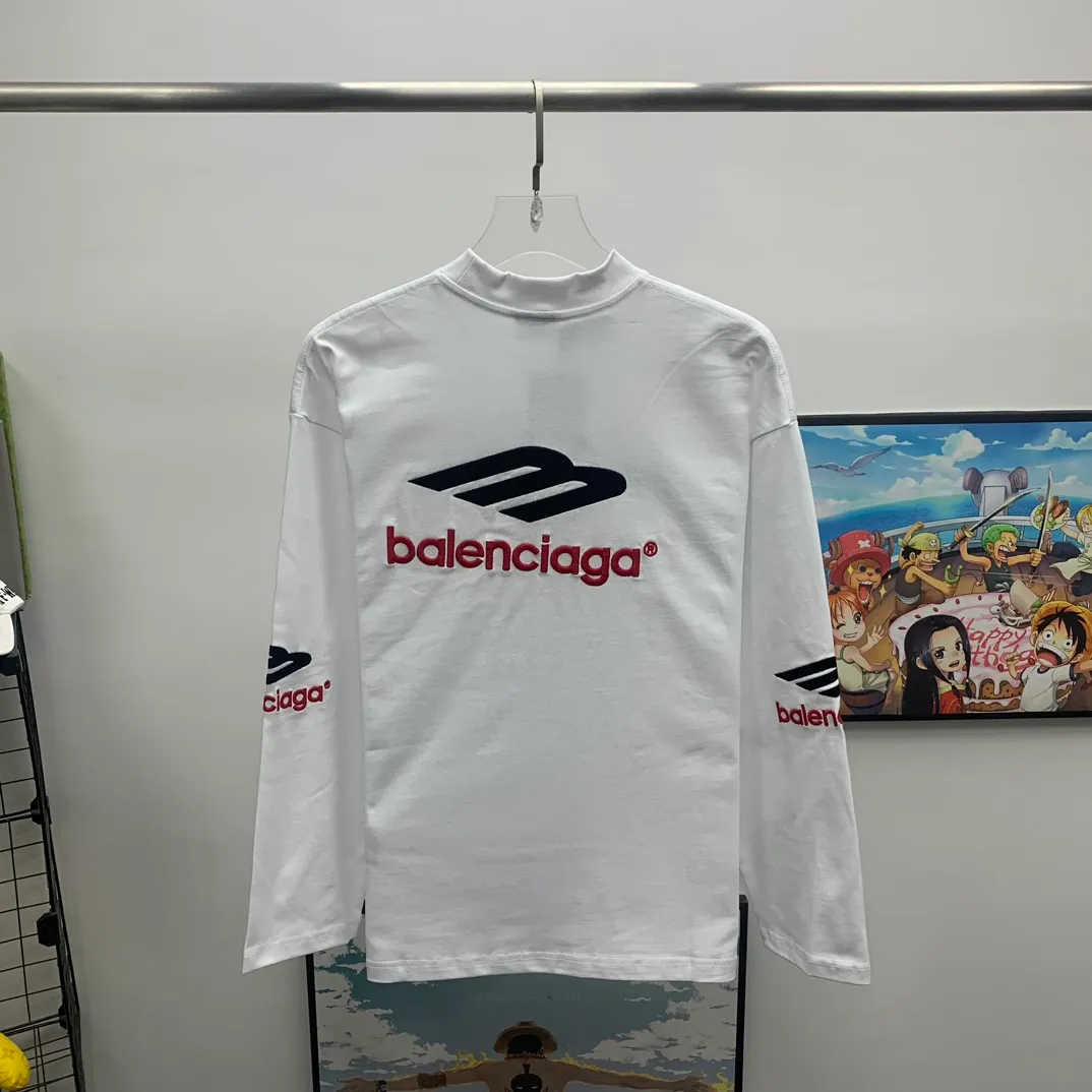 The top tried and tested version of Balenciaga, Balenciaga's latest long-sleeved T-shirt with large LOGO icons embroidered on the front, back, left and right sleeves. Balenciaga's first high-street outfit in autumn, it's completely high-end, even if you want to be low-key, it's hard not to love it, full of casual sports style. The front and back are embroidered with the same large logo, and the left and right sleeves are also embroidered with the same logo. The contrasting red ➕ black embroidery is really awesome. It will definitely attract attention when paired with a couple style. It is another day to be stunned by the handsomeness! Fashionistas are not afraid of the heat, so long tees are a must-have when traveling to Sichuan and Tibet. Different from the ordinary version, it uses high-quality Tajima embroidery, the neckline is reinforced with two needles and is not easily deformed by machine washing. It is made of high-weight pure cotton double yarn. The counters are updated simultaneously, and genuine products are developed and developed at the first time. The fabric is made of Paris ZP custom-woven and dyed cotton, double-yarn compact cotton with a weight of 260 grams, and the cloth surface is clean. The cloth has clear texture, soft and comfortable, good color fastness and not easy to discolor. The threads are woven and dyed with no color difference. The embroidery is done using imported Tajima embroidery machines. Super 15W needle and thread, three-dimensional effect, clear lines, no burrs and miscellaneous threads, ultra-high craftsmanship embroidery. The version adopts OS loose shoulder style, the same style for male and female couples ▪️Size: XS S.M.L ▪️Color: Iron gray blue white P:340