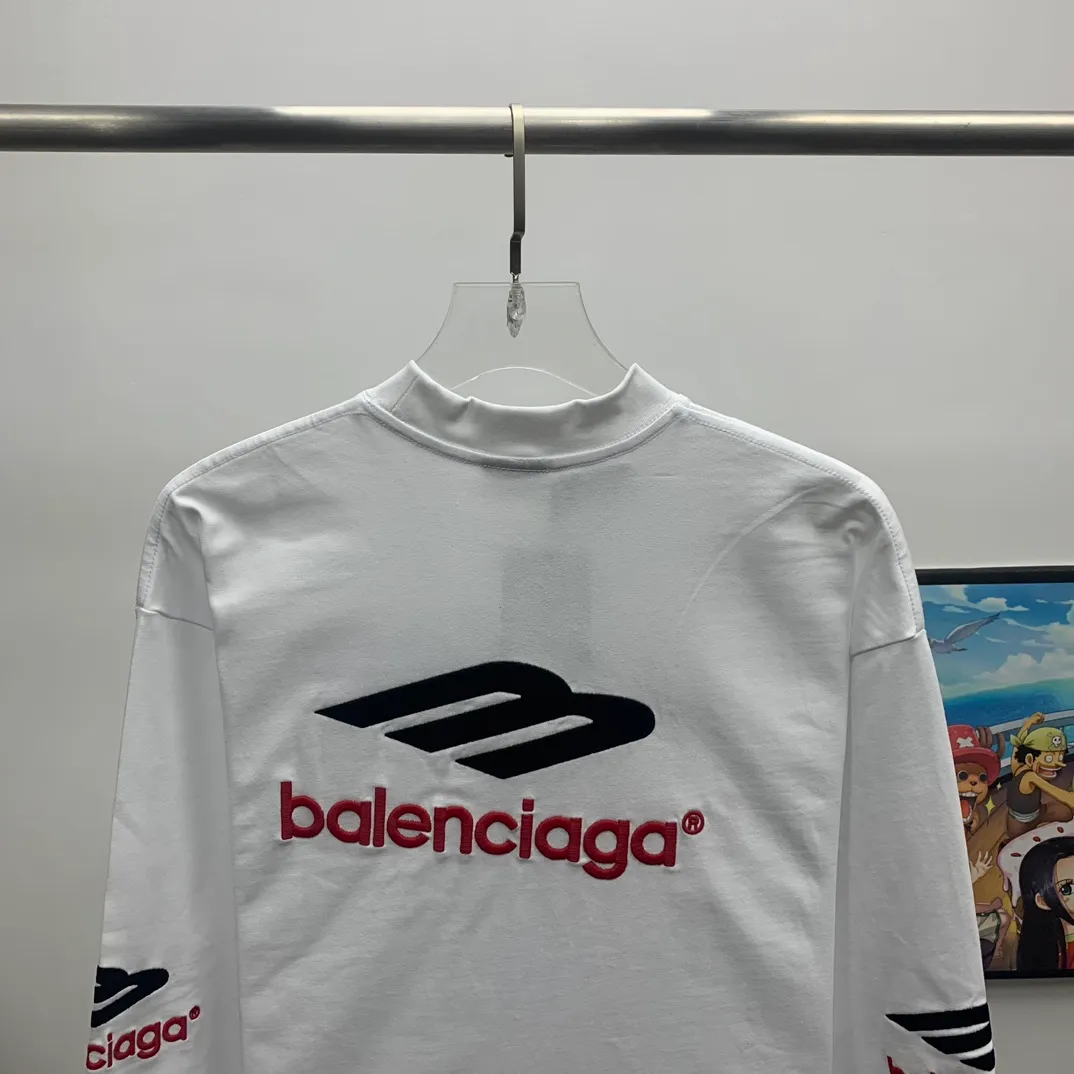 The top tried and tested version of Balenciaga, Balenciaga's latest long-sleeved T-shirt with large LOGO icons embroidered on the front, back, left and right sleeves. Balenciaga's first high-street outfit in autumn, it's completely high-end, even if you want to be low-key, it's hard not to love it, full of casual sports style. The front and back are embroidered with the same large logo, and the left and right sleeves are also embroidered with the same logo. The contrasting red ➕ black embroidery is really awesome. It will definitely attract attention when paired with a couple style. It is another day to be stunned by the handsomeness! Fashionistas are not afraid of the heat, so long tees are a must-have when traveling to Sichuan and Tibet. Different from the ordinary version, it uses high-quality Tajima embroidery, the neckline is reinforced with two needles and is not easily deformed by machine washing. It is made of high-weight pure cotton double yarn. The counters are updated simultaneously, and genuine products are developed and developed at the first time. The fabric is made of Paris ZP custom-woven and dyed cotton, double-yarn compact cotton with a weight of 260 grams, and the cloth surface is clean. The cloth has clear texture, soft and comfortable, good color fastness and not easy to discolor. The threads are woven and dyed with no color difference. The embroidery is done using imported Tajima embroidery machines. Super 15W needle and thread, three-dimensional effect, clear lines, no burrs and miscellaneous threads, ultra-high craftsmanship embroidery. The version adopts OS loose shoulder style, the same style for male and female couples ▪️Size: XS S.M.L ▪️Color: Iron gray blue white P:340