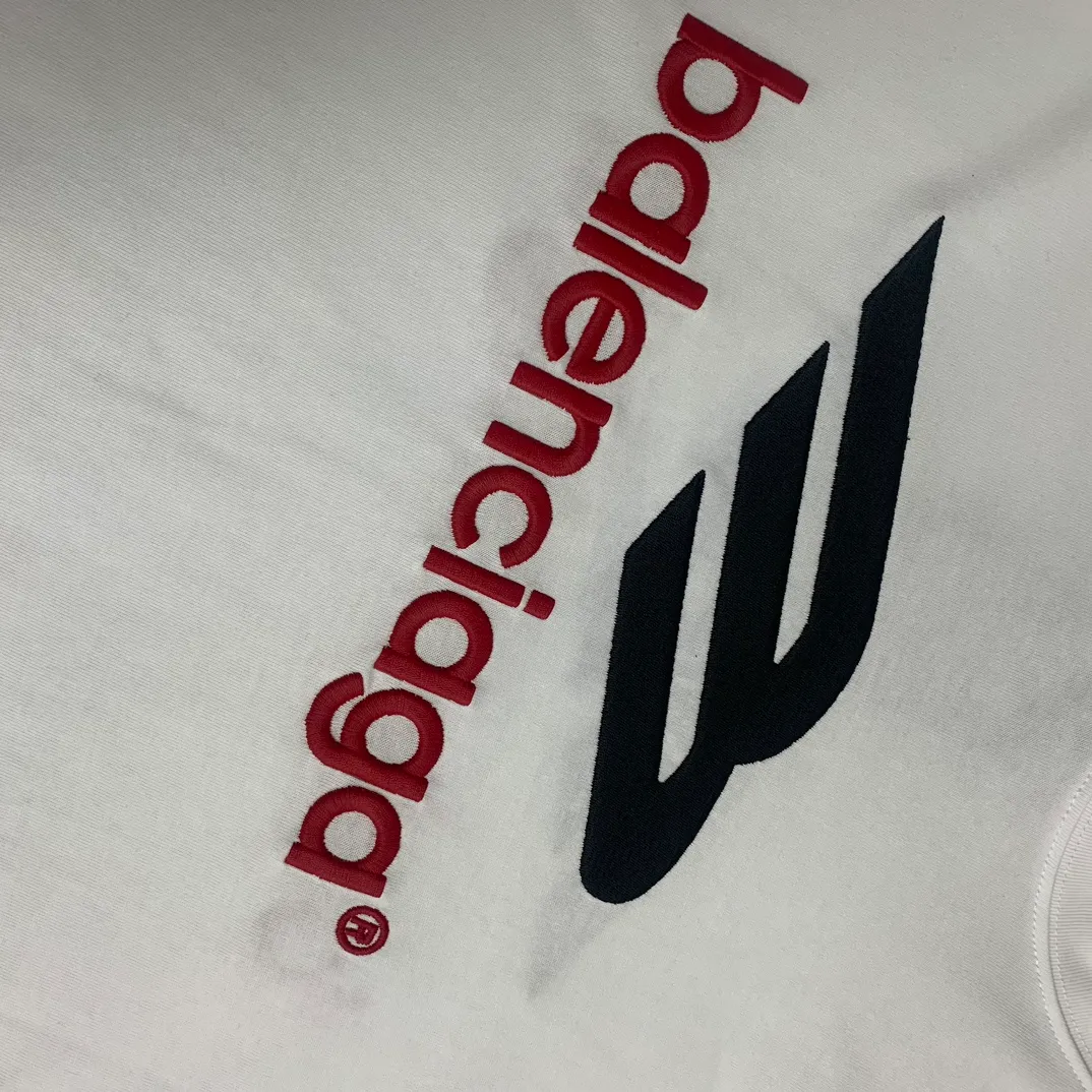The top tried and tested version of Balenciaga, Balenciaga's latest long-sleeved T-shirt with large LOGO icons embroidered on the front, back, left and right sleeves. Balenciaga's first high-street outfit in autumn, it's completely high-end, even if you want to be low-key, it's hard not to love it, full of casual sports style. The front and back are embroidered with the same large logo, and the left and right sleeves are also embroidered with the same logo. The contrasting red ➕ black embroidery is really awesome. It will definitely attract attention when paired with a couple style. It is another day to be stunned by the handsomeness! Fashionistas are not afraid of the heat, so long tees are a must-have when traveling to Sichuan and Tibet. Different from the ordinary version, it uses high-quality Tajima embroidery, the neckline is reinforced with two needles and is not easily deformed by machine washing. It is made of high-weight pure cotton double yarn. The counters are updated simultaneously, and genuine products are developed and developed at the first time. The fabric is made of Paris ZP custom-woven and dyed cotton, double-yarn compact cotton with a weight of 260 grams, and the cloth surface is clean. The cloth has clear texture, soft and comfortable, good color fastness and not easy to discolor. The threads are woven and dyed with no color difference. The embroidery is done using imported Tajima embroidery machines. Super 15W needle and thread, three-dimensional effect, clear lines, no burrs and miscellaneous threads, ultra-high craftsmanship embroidery. The version adopts OS loose shoulder style, the same style for male and female couples ▪️Size: XS S.M.L ▪️Color: Iron gray blue white P:340