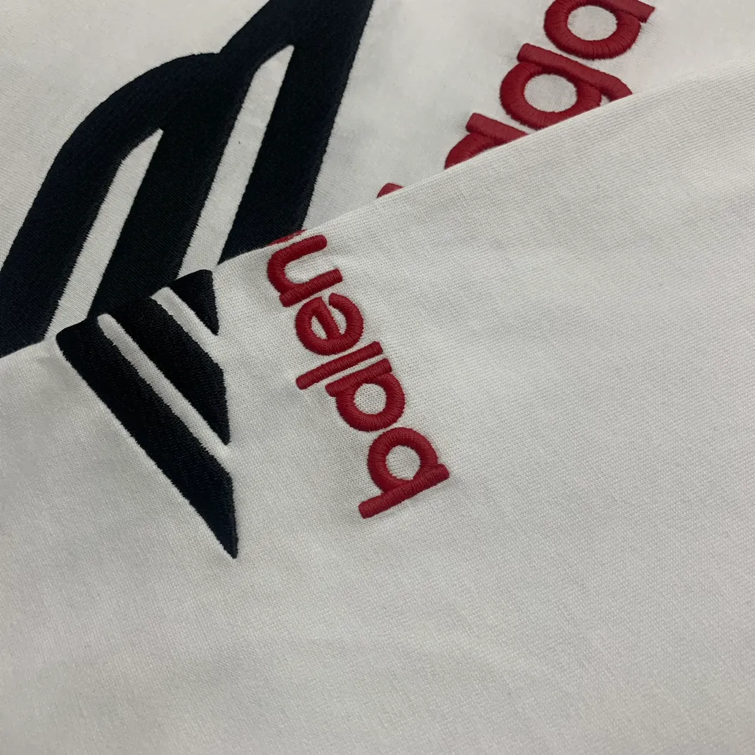 The top tried and tested version of Balenciaga, Balenciaga's latest long-sleeved T-shirt with large LOGO icons embroidered on the front, back, left and right sleeves. Balenciaga's first high-street outfit in autumn, it's completely high-end, even if you want to be low-key, it's hard not to love it, full of casual sports style. The front and back are embroidered with the same large logo, and the left and right sleeves are also embroidered with the same logo. The contrasting red ➕ black embroidery is really awesome. It will definitely attract attention when paired with a couple style. It is another day to be stunned by the handsomeness! Fashionistas are not afraid of the heat, so long tees are a must-have when traveling to Sichuan and Tibet. Different from the ordinary version, it uses high-quality Tajima embroidery, the neckline is reinforced with two needles and is not easily deformed by machine washing. It is made of high-weight pure cotton double yarn. The counters are updated simultaneously, and genuine products are developed and developed at the first time. The fabric is made of Paris ZP custom-woven and dyed cotton, double-yarn compact cotton with a weight of 260 grams, and the cloth surface is clean. The cloth has clear texture, soft and comfortable, good color fastness and not easy to discolor. The threads are woven and dyed with no color difference. The embroidery is done using imported Tajima embroidery machines. Super 15W needle and thread, three-dimensional effect, clear lines, no burrs and miscellaneous threads, ultra-high craftsmanship embroidery. The version adopts OS loose shoulder style, the same style for male and female couples ▪️Size: XS S.M.L ▪️Color: Iron gray blue white P:340