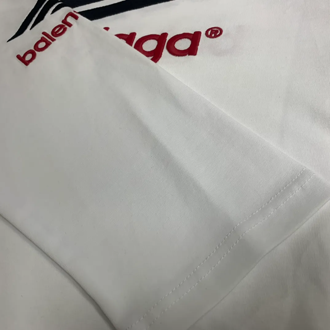 The top tried and tested version of Balenciaga, Balenciaga's latest long-sleeved T-shirt with large LOGO icons embroidered on the front, back, left and right sleeves. Balenciaga's first high-street outfit in autumn, it's completely high-end, even if you want to be low-key, it's hard not to love it, full of casual sports style. The front and back are embroidered with the same large logo, and the left and right sleeves are also embroidered with the same logo. The contrasting red ➕ black embroidery is really awesome. It will definitely attract attention when paired with a couple style. It is another day to be stunned by the handsomeness! Fashionistas are not afraid of the heat, so long tees are a must-have when traveling to Sichuan and Tibet. Different from the ordinary version, it uses high-quality Tajima embroidery, the neckline is reinforced with two needles and is not easily deformed by machine washing. It is made of high-weight pure cotton double yarn. The counters are updated simultaneously, and genuine products are developed and developed at the first time. The fabric is made of Paris ZP custom-woven and dyed cotton, double-yarn compact cotton with a weight of 260 grams, and the cloth surface is clean. The cloth has clear texture, soft and comfortable, good color fastness and not easy to discolor. The threads are woven and dyed with no color difference. The embroidery is done using imported Tajima embroidery machines. Super 15W needle and thread, three-dimensional effect, clear lines, no burrs and miscellaneous threads, ultra-high craftsmanship embroidery. The version adopts OS loose shoulder style, the same style for male and female couples ▪️Size: XS S.M.L ▪️Color: Iron gray blue white P:340