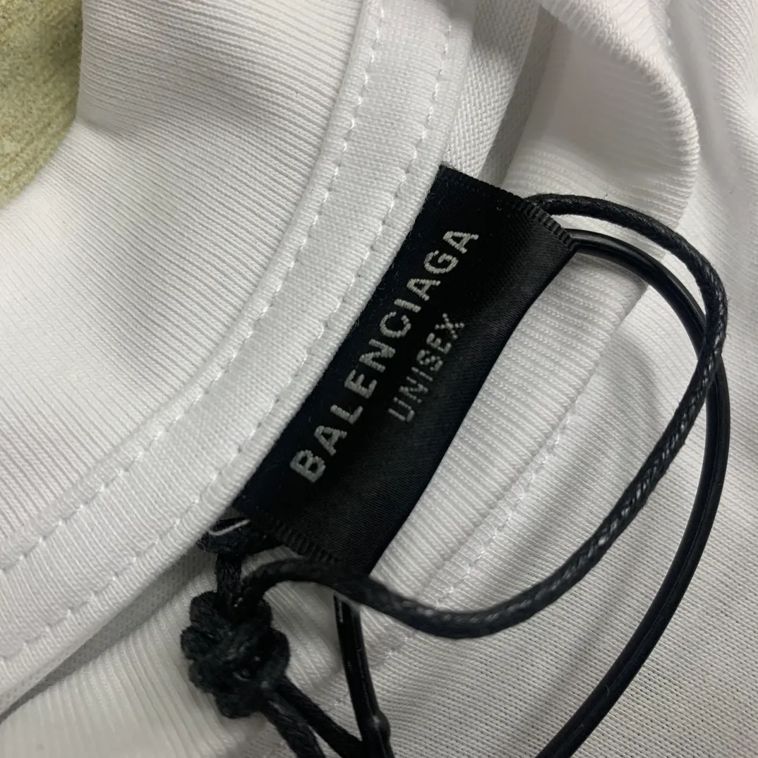 The top tried and tested version of Balenciaga, Balenciaga's latest long-sleeved T-shirt with large LOGO icons embroidered on the front, back, left and right sleeves. Balenciaga's first high-street outfit in autumn, it's completely high-end, even if you want to be low-key, it's hard not to love it, full of casual sports style. The front and back are embroidered with the same large logo, and the left and right sleeves are also embroidered with the same logo. The contrasting red ➕ black embroidery is really awesome. It will definitely attract attention when paired with a couple style. It is another day to be stunned by the handsomeness! Fashionistas are not afraid of the heat, so long tees are a must-have when traveling to Sichuan and Tibet. Different from the ordinary version, it uses high-quality Tajima embroidery, the neckline is reinforced with two needles and is not easily deformed by machine washing. It is made of high-weight pure cotton double yarn. The counters are updated simultaneously, and genuine products are developed and developed at the first time. The fabric is made of Paris ZP custom-woven and dyed cotton, double-yarn compact cotton with a weight of 260 grams, and the cloth surface is clean. The cloth has clear texture, soft and comfortable, good color fastness and not easy to discolor. The threads are woven and dyed with no color difference. The embroidery is done using imported Tajima embroidery machines. Super 15W needle and thread, three-dimensional effect, clear lines, no burrs and miscellaneous threads, ultra-high craftsmanship embroidery. The version adopts OS loose shoulder style, the same style for male and female couples ▪️Size: XS S.M.L ▪️Color: Iron gray blue white P:340