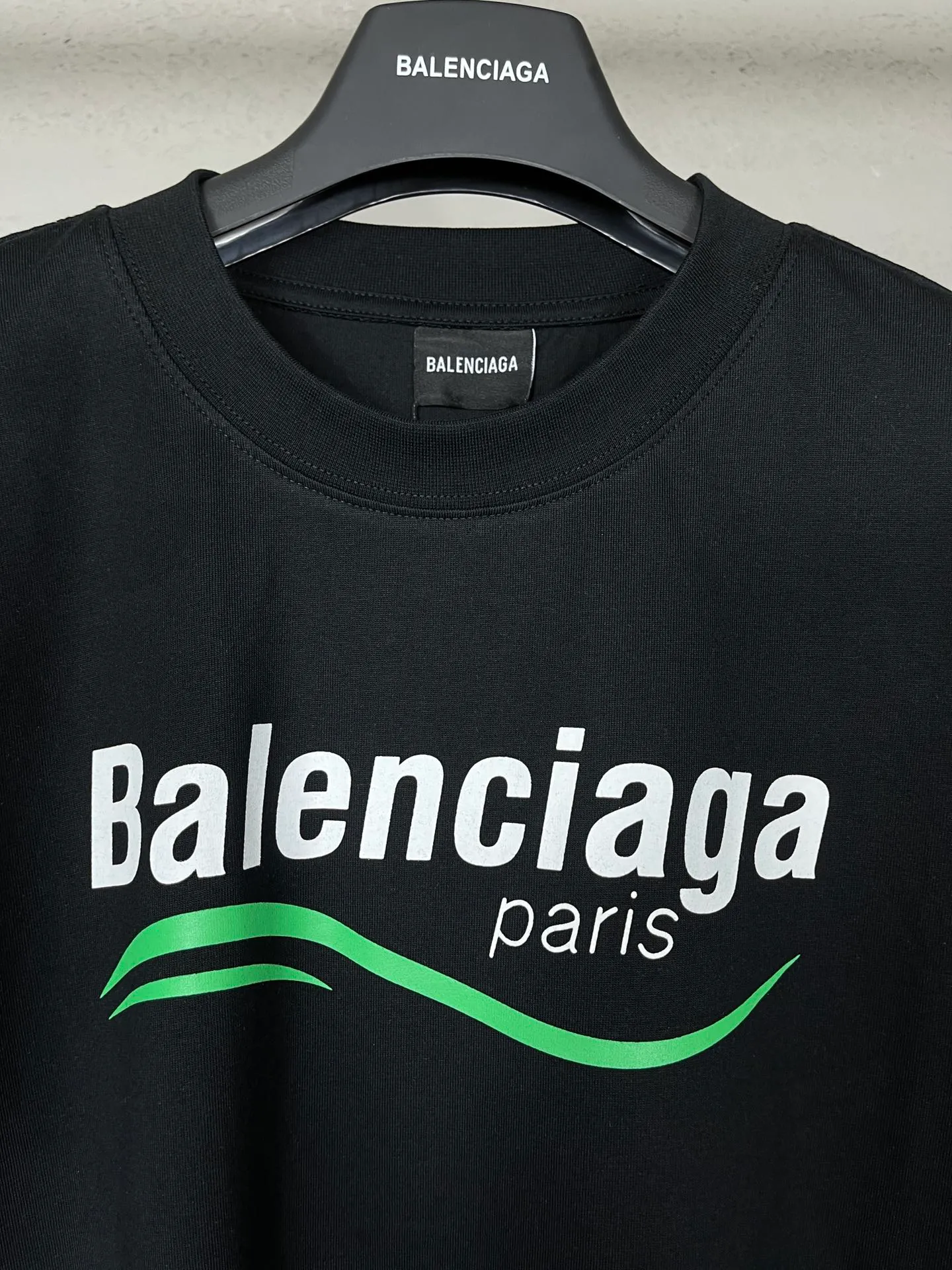 🅿️170 real photos [Top version. Official website quality] BALENCI*GA/Paris BALENCI*GA#2023 new style, multiple LoGO classic printed short-sleeved T-shirts. The fabric is made of Paris ZP custom-woven and dyed 100% cotton double yarn compact cotton. The weight is 260 grams, the cloth surface is clean. The cloth pattern is clear. Soft and comfortable. Good color fastness. Not easy to change color. The threads are woven and dyed with no color difference. Printing uses computer direct printing. The effect is three-dimensional and has no burrs. The version adopts OS loose shoulder design. Same style for men and women. Code: BL223205 Color: Black. White Size: XS to L