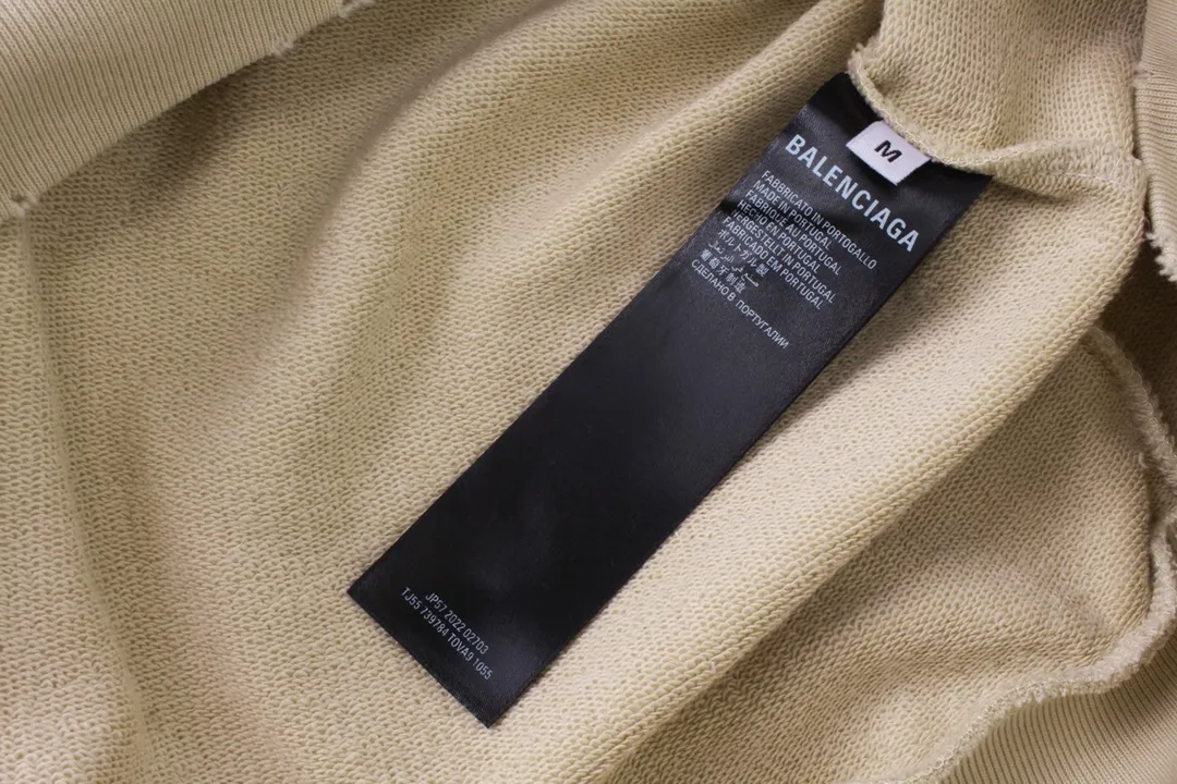 🅿️316 real photos [Top version. Official website quality] BALENCI*GA/Paris BALENCI*GA#NICE letter printed hooded sweatshirt. New product for autumn and winter 2023. Purchase the original board for the first time to customize. Color printing. Washed and worn to be consistent with the original board. Welcome to compare. Brick cabinet synchronization. The fabric is made of Paris ZP custom-woven and dyed cotton double-yarn large parka. The weight is 450 grams. The cloth surface is clean. The cloth pattern is clear. It is soft and comfortable. It has good color fastness and is not easy to change color. The threads are woven and dyed with no color difference. The printing uses a round machine hand-painted effect. No burrs. The color is the same as the original board. The whole piece of clothing is hand-made and worn. The brick cabinet is restored. The version adopts the OS loose shoulder version. Same style for men and women. Code: BL238033 Color: Gray purple. Apricot Size: XS S M L