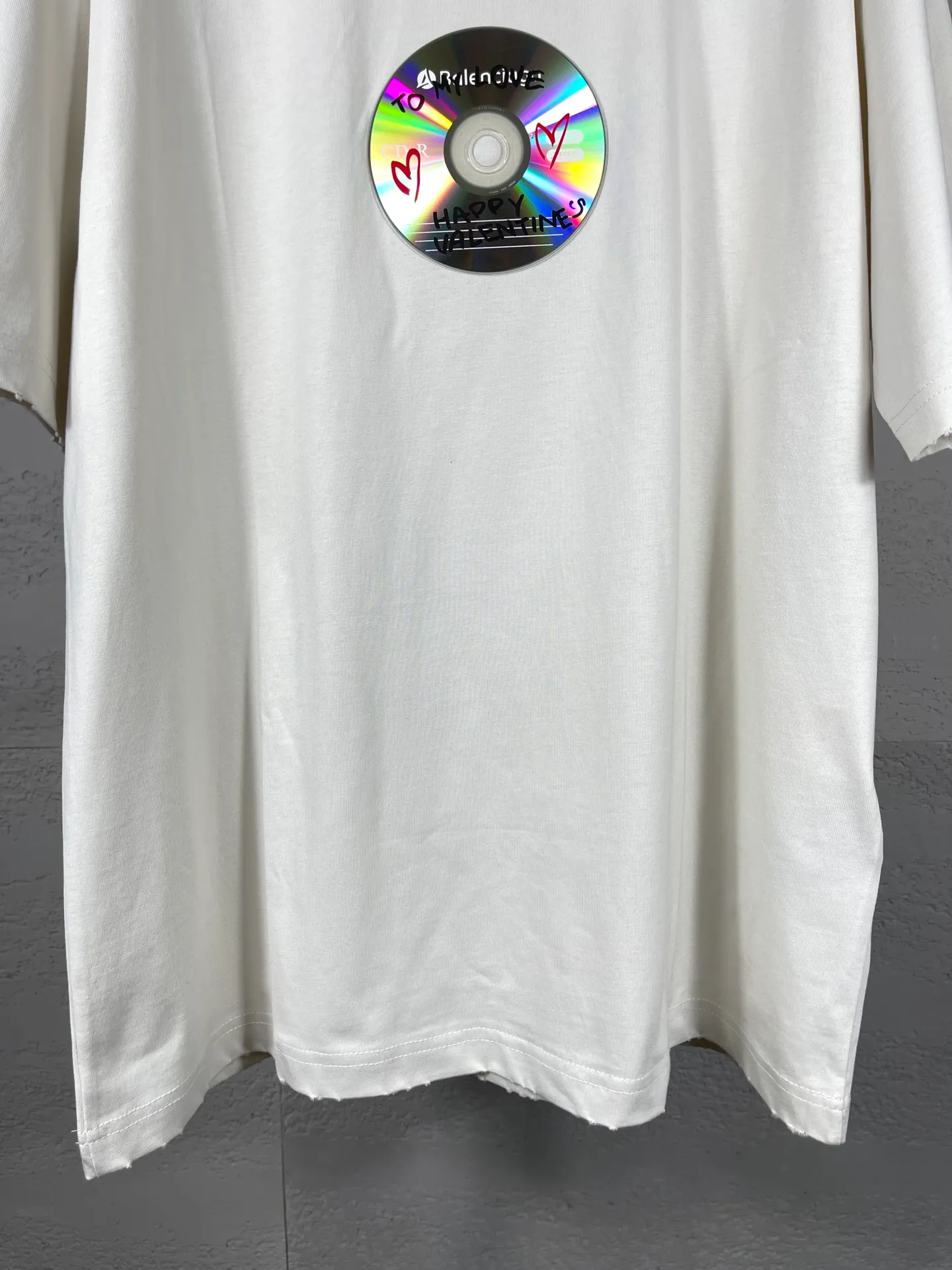 🅿️190 real photos [Top version. Official website quality] BALENCI*GA/Paris BALENCI*GA# Valentine's Day disc limited edition latest model, front disc worn and distressed short-sleeved T-shirt, brick cabinet synchronization. The fabric is made of Paris ZP custom-woven and dyed cotton double yarn. The weight is 260 grams, the cloth surface is clean, the cloth texture is clear. Soft and comfortable. The color fastness is good. It is not easy to change color. The threads are woven and dyed with no color difference. The whole dress is frayed and distressed, and the version adopts the OS loose shoulder style. Same style for men and women. Code: BL223328 Color: black. Beige. Red Size: XS to L