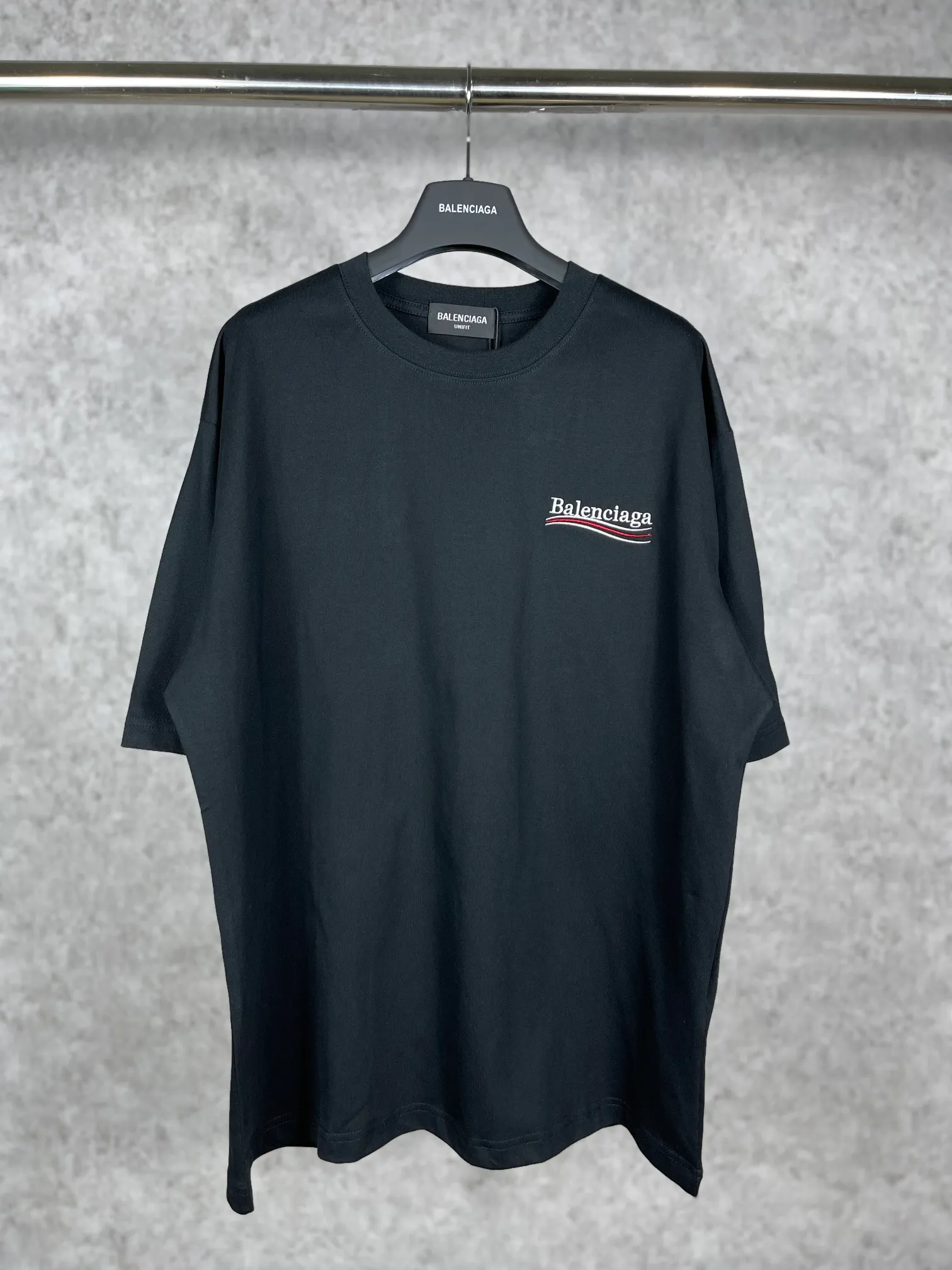 🅿️166 Real photos [Top version. Official website quality] BALENCI*GA/Paris#Classic.Coke embroidered short-sleeved T-shirt# The fabric is made of Paris ZP custom-woven and dyed cotton double yarn. Weighing 260 grams, the cloth surface is clean. The cloth pattern is clear, soft and comfortable. The threads are dyed with no color difference. The classic pattern embroidery uses an imported embroidery machine, and the embroidery thread color is embroidered according to the original color. It is produced according to the pictures in the special market. The letters are clear. The three-dimensional effect is strong. The version adopts the OS loose shoulder version. The same style for men and women. Coding: BL223028 Color: black. White. Dark gray. Brown. Light green. Purple. Off-white. Size: XS S M L