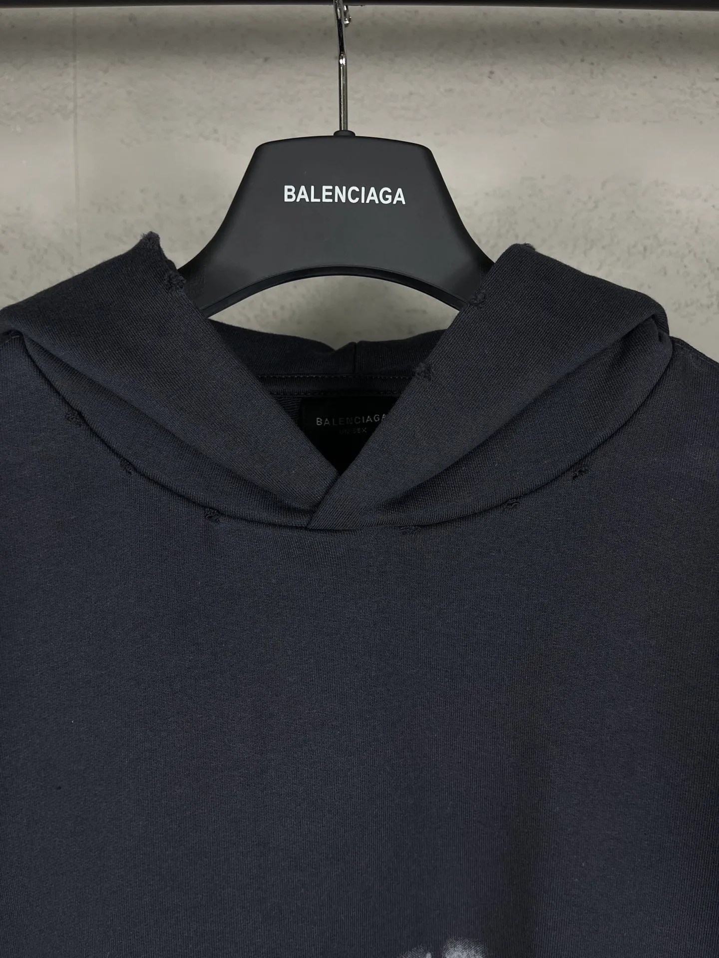 🅿️330 real photos [Top version. Official website quality] BALENCI*GA/Paris. 2024 new style blurred letter LOGO printed ready-to-wear wash-worn hooded sweatshirt. Brick cabinets are synchronized. Genuine products are developed at the first time, and you can print and compare! The fabric is made of Paris ZP custom-woven and dyed cotton terry sweatshirt. Weighing 460 grams, the cloth surface is clean. The cloth pattern is clear, soft and comfortable. The threads are dyed with no color difference. The classic LOGO is printed with environmentally friendly imported materials and dot direct printing technology, with a three-dimensional effect. Restored brick cabinet. Ready-made clothes are worn and worn, different market currency, welcome to compare, the version adopts OS loose shoulder version. Same style for men and women Coding: BL238918 Color: Gray Blue Size: XS S M L