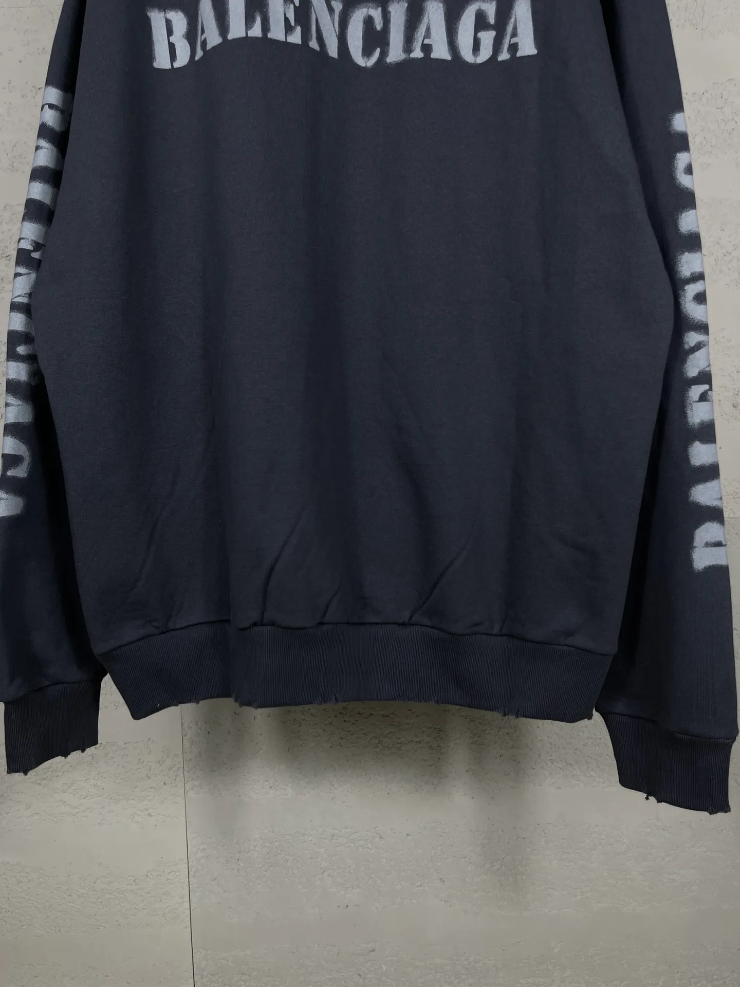 🅿️330 real photos [Top version. Official website quality] BALENCI*GA/Paris. 2024 new style blurred letter LOGO printed ready-to-wear wash-worn hooded sweatshirt. Brick cabinets are synchronized. Genuine products are developed at the first time, and you can print and compare! The fabric is made of Paris ZP custom-woven and dyed cotton terry sweatshirt. Weighing 460 grams, the cloth surface is clean. The cloth pattern is clear, soft and comfortable. The threads are dyed with no color difference. The classic LOGO is printed with environmentally friendly imported materials and dot direct printing technology, with a three-dimensional effect. Restored brick cabinet. Ready-made clothes are worn and worn, different market currency, welcome to compare, the version adopts OS loose shoulder version. Same style for men and women Coding: BL238918 Color: Gray Blue Size: XS S M L