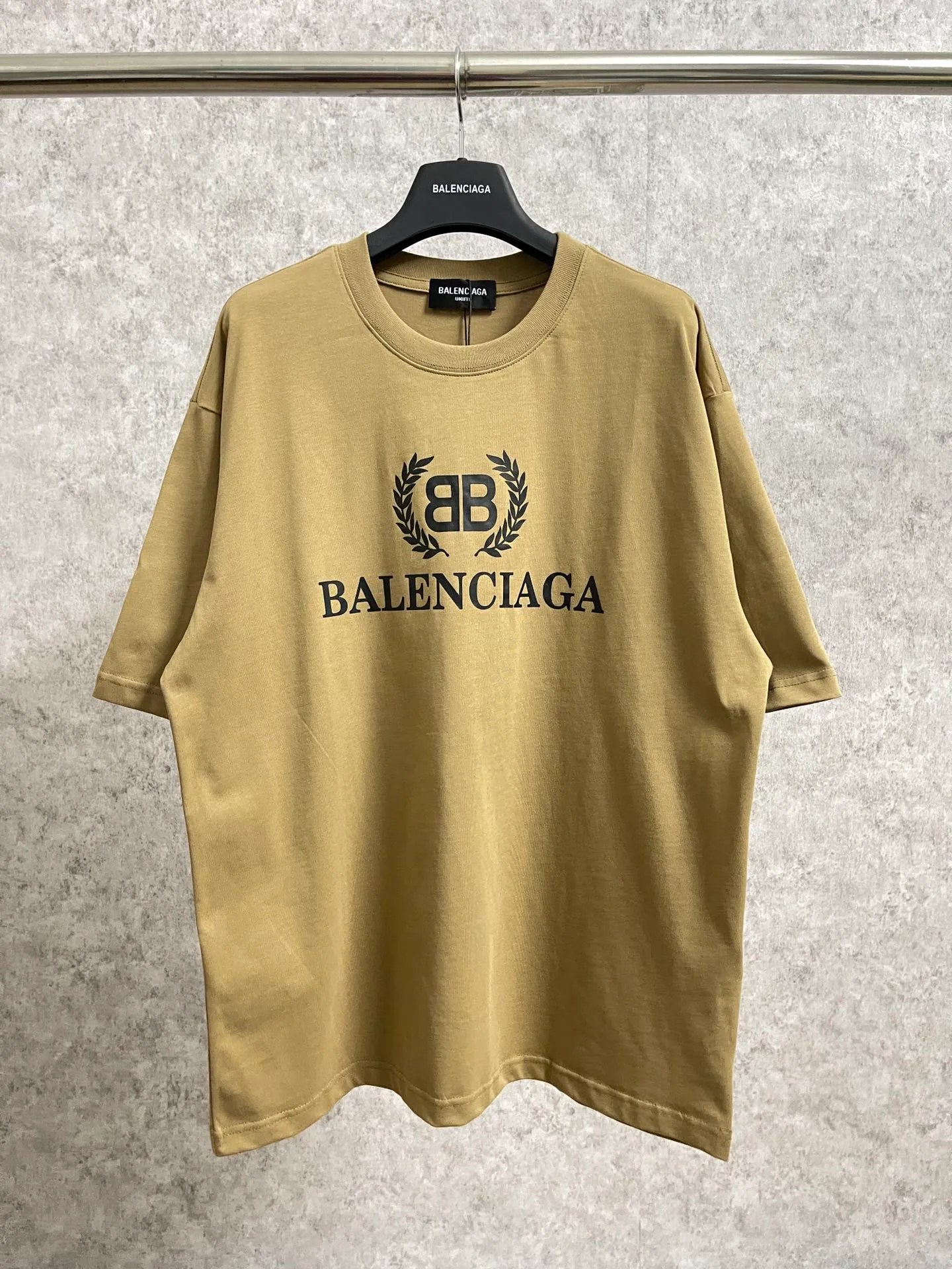 🅿️180 real photos [Top version. Official website quality] BALENCI*GA/Paris. Wheat ear printed short-sleeved T-shirt. Brick cabinet synchronization. The fabric is made of Paris ZP custom-woven and dyed 100% cotton double yarn compact cotton. The weight is 260 grams, the cloth surface is clean. The cloth pattern is clear, soft and comfortable. The threads are dyed with no color difference. The classic pattern is printed with environmentally friendly imported materials, straight crack glue and precision printing screen. The letters are clear and the effect is three-dimensional, restoring the brick cabinet. It is not the same as the market currency, welcome to compare. The version adopts OS loose shoulder design. Same style for men and women. Code: BL223080 Color: Black. White. Kaqi color. Size: XS to L
