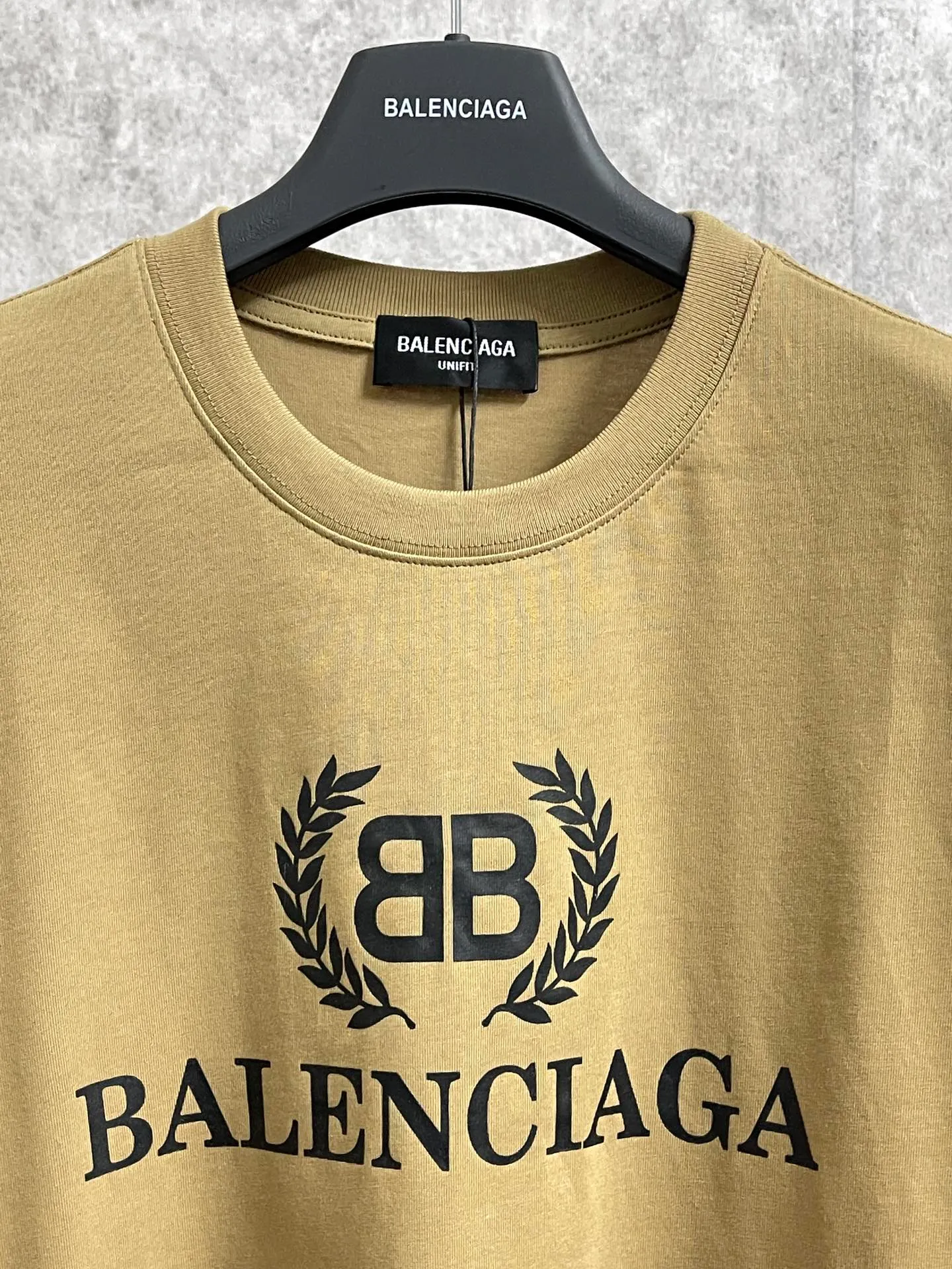 🅿️180 real photos [Top version. Official website quality] BALENCI*GA/Paris. Wheat ear printed short-sleeved T-shirt. Brick cabinet synchronization. The fabric is made of Paris ZP custom-woven and dyed 100% cotton double yarn compact cotton. The weight is 260 grams, the cloth surface is clean. The cloth pattern is clear, soft and comfortable. The threads are dyed with no color difference. The classic pattern is printed with environmentally friendly imported materials, straight crack glue and precision printing screen. The letters are clear and the effect is three-dimensional, restoring the brick cabinet. It is not the same as the market currency, welcome to compare. The version adopts OS loose shoulder design. Same style for men and women. Code: BL223080 Color: Black. White. Kaqi color. Size: XS to L