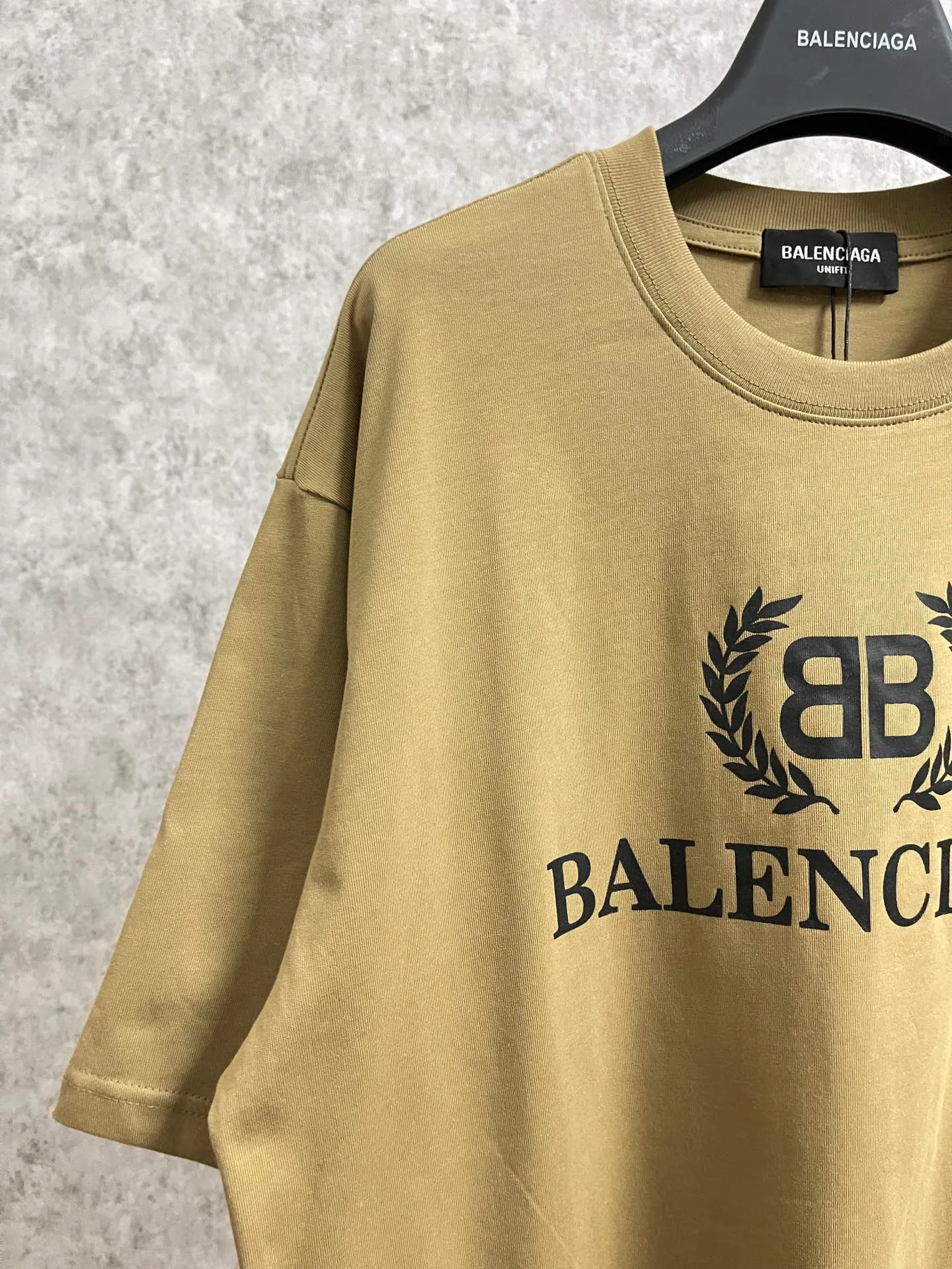 🅿️180 real photos [Top version. Official website quality] BALENCI*GA/Paris. Wheat ear printed short-sleeved T-shirt. Brick cabinet synchronization. The fabric is made of Paris ZP custom-woven and dyed 100% cotton double yarn compact cotton. The weight is 260 grams, the cloth surface is clean. The cloth pattern is clear, soft and comfortable. The threads are dyed with no color difference. The classic pattern is printed with environmentally friendly imported materials, straight crack glue and precision printing screen. The letters are clear and the effect is three-dimensional, restoring the brick cabinet. It is not the same as the market currency, welcome to compare. The version adopts OS loose shoulder design. Same style for men and women. Code: BL223080 Color: Black. White. Kaqi color. Size: XS to L