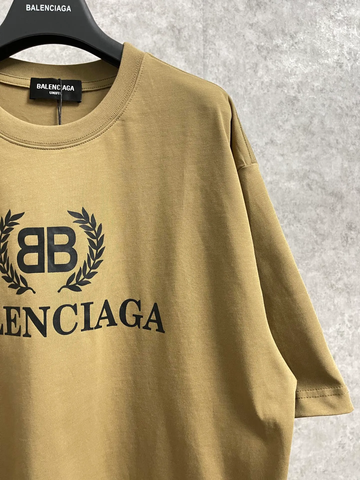 🅿️180 real photos [Top version. Official website quality] BALENCI*GA/Paris. Wheat ear printed short-sleeved T-shirt. Brick cabinet synchronization. The fabric is made of Paris ZP custom-woven and dyed 100% cotton double yarn compact cotton. The weight is 260 grams, the cloth surface is clean. The cloth pattern is clear, soft and comfortable. The threads are dyed with no color difference. The classic pattern is printed with environmentally friendly imported materials, straight crack glue and precision printing screen. The letters are clear and the effect is three-dimensional, restoring the brick cabinet. It is not the same as the market currency, welcome to compare. The version adopts OS loose shoulder design. Same style for men and women. Code: BL223080 Color: Black. White. Kaqi color. Size: XS to L