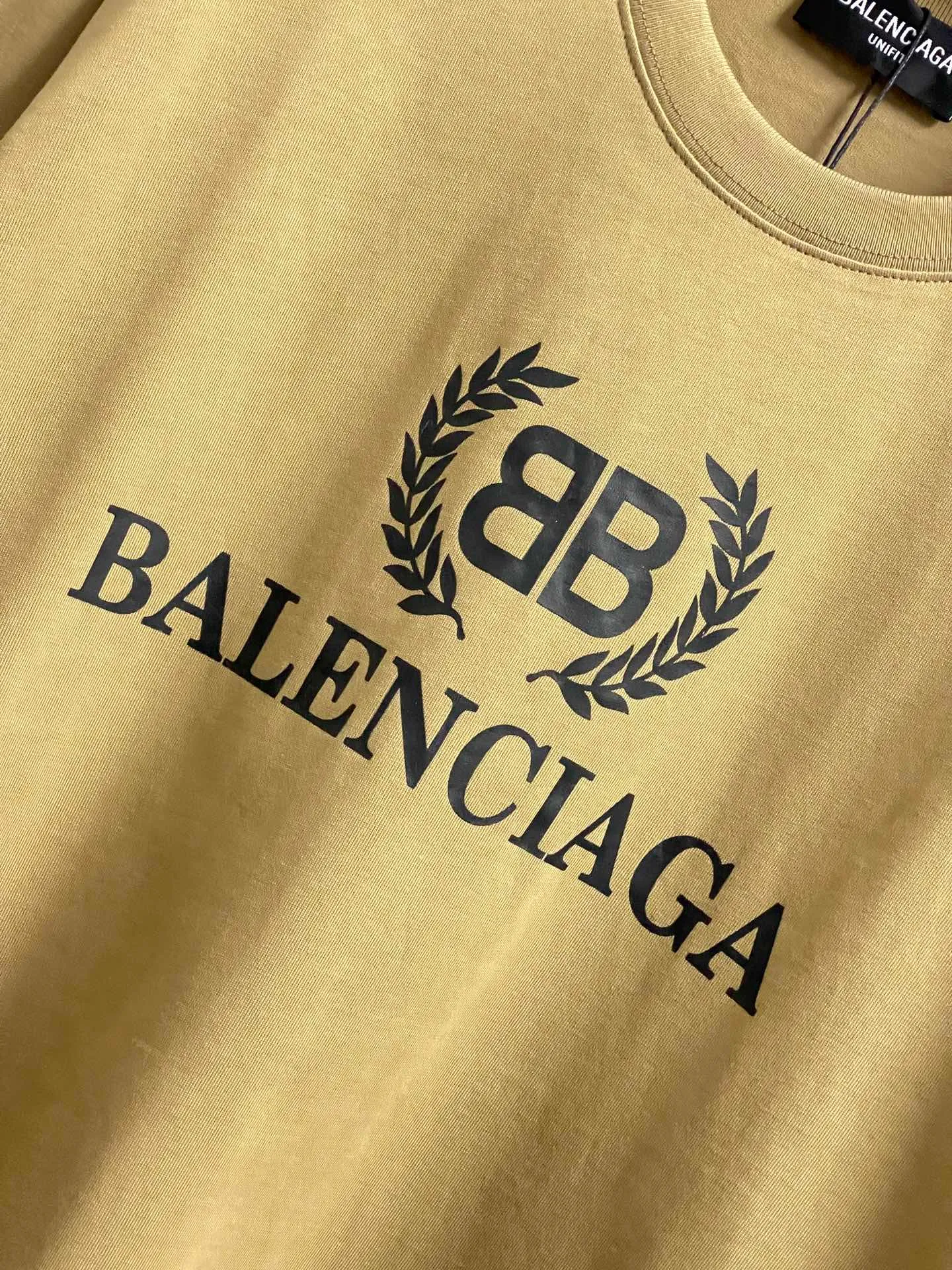 🅿️180 real photos [Top version. Official website quality] BALENCI*GA/Paris. Wheat ear printed short-sleeved T-shirt. Brick cabinet synchronization. The fabric is made of Paris ZP custom-woven and dyed 100% cotton double yarn compact cotton. The weight is 260 grams, the cloth surface is clean. The cloth pattern is clear, soft and comfortable. The threads are dyed with no color difference. The classic pattern is printed with environmentally friendly imported materials, straight crack glue and precision printing screen. The letters are clear and the effect is three-dimensional, restoring the brick cabinet. It is not the same as the market currency, welcome to compare. The version adopts OS loose shoulder design. Same style for men and women. Code: BL223080 Color: Black. White. Kaqi color. Size: XS to L