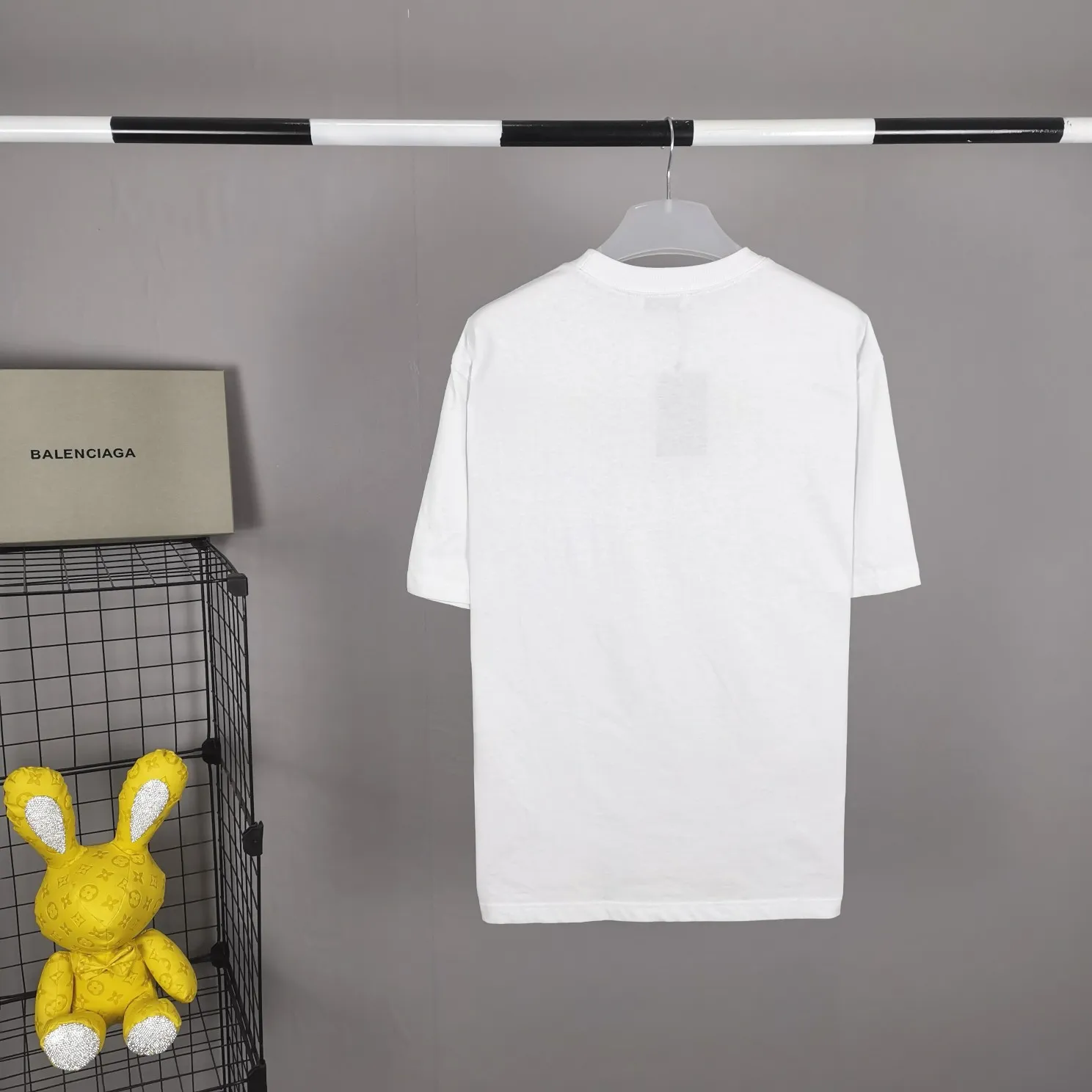 BALENCIAGA Balenciaga Lion Laurel Elf Luminous Embroidery Pure Cotton Loose, Breathable and Sweat-Absorbent Fashion Brand Short Sleeves for Male and Female Couples. Everyone has seen this powerful and domineering print. As a Parisian fan, you must buy one for your collection. This printing uses luminous embroidery technology, and the focus is on the principles of material and machine. Produced by Tajima embroidery imported from Japan. The reason why Sakura brand luminous embroidery thread can glow at night is mainly due to the rare earth component in the thread. However, as rare earths are becoming more and more scarce in China, the price of luminous embroidery thread has gradually increased. Only big brands will make luminous embroidery thread. Secondly, the products we use are IOS certified products and are absolutely environmentally friendly and harmless. Never use cheap products that are harmful to the human body!  Color: White (only white has luminous effect) Size: XS-L P:250