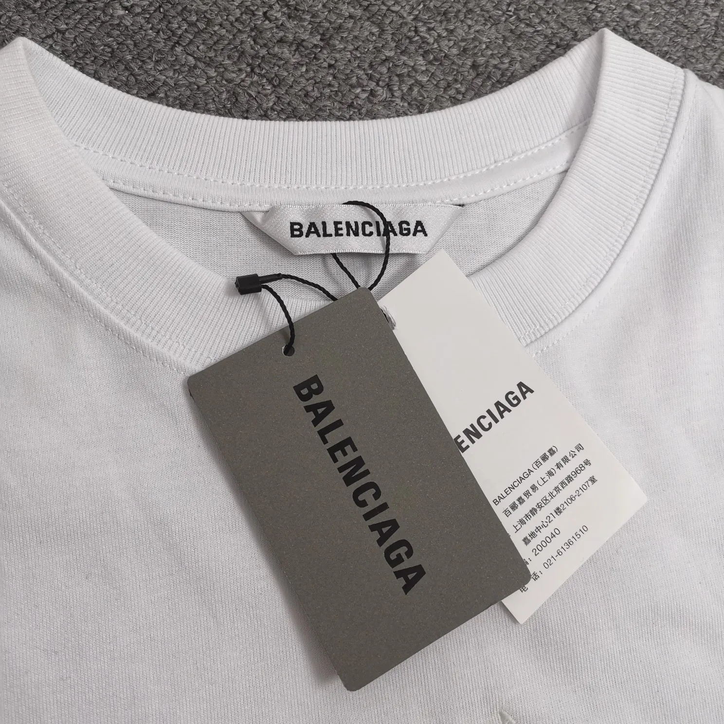 BALENCIAGA Balenciaga Lion Laurel Elf Luminous Embroidery Pure Cotton Loose, Breathable and Sweat-Absorbent Fashion Brand Short Sleeves for Male and Female Couples. Everyone has seen this powerful and domineering print. As a Parisian fan, you must buy one for your collection. This printing uses luminous embroidery technology, and the focus is on the principles of material and machine. Produced by Tajima embroidery imported from Japan. The reason why Sakura brand luminous embroidery thread can glow at night is mainly due to the rare earth component in the thread. However, as rare earths are becoming more and more scarce in China, the price of luminous embroidery thread has gradually increased. Only big brands will make luminous embroidery thread. Secondly, the products we use are IOS certified products and are absolutely environmentally friendly and harmless. Never use cheap products that are harmful to the human body!  Color: White (only white has luminous effect) Size: XS-L P:250